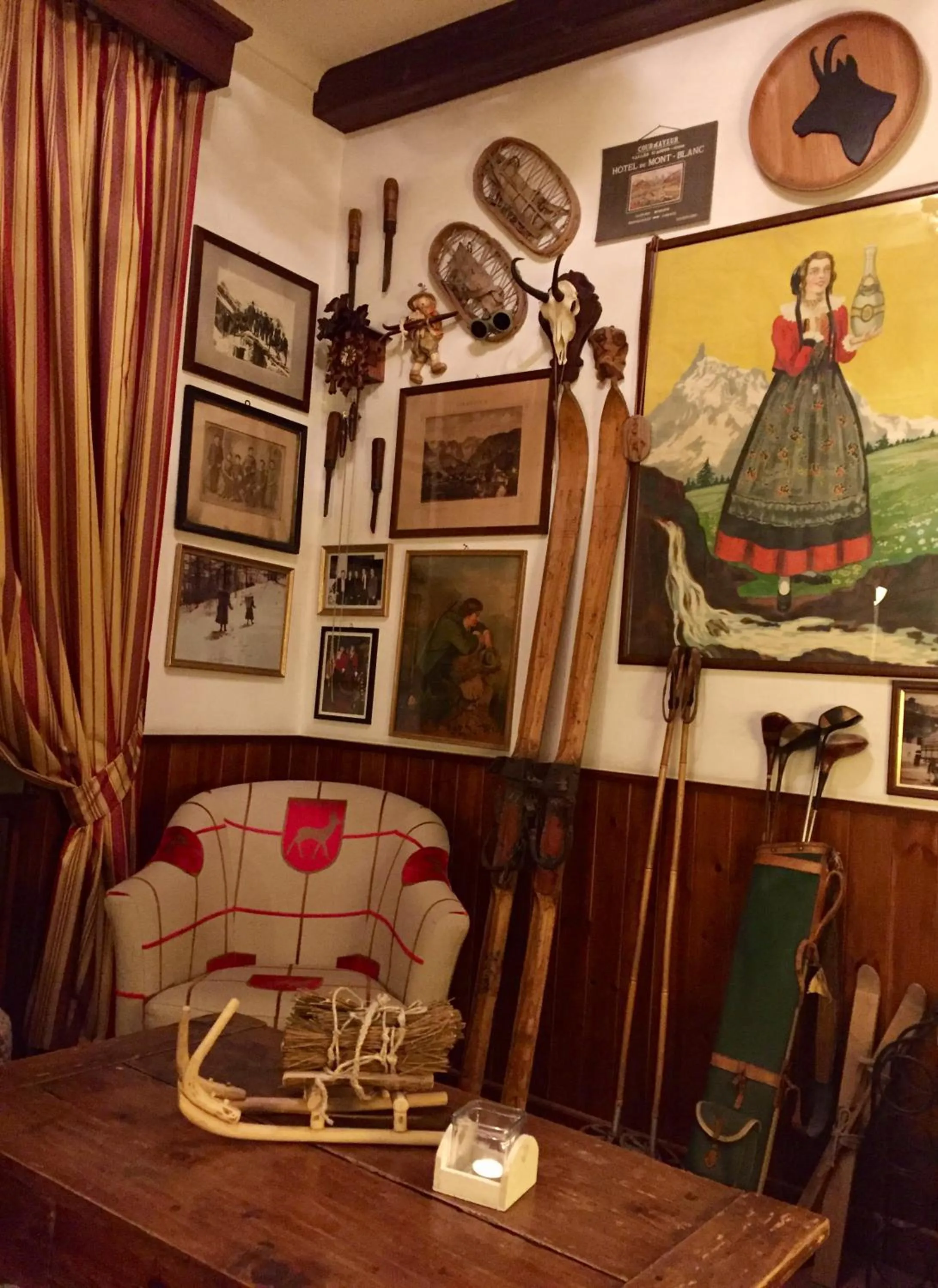 Decorative detail in Hotel Dei Camosci