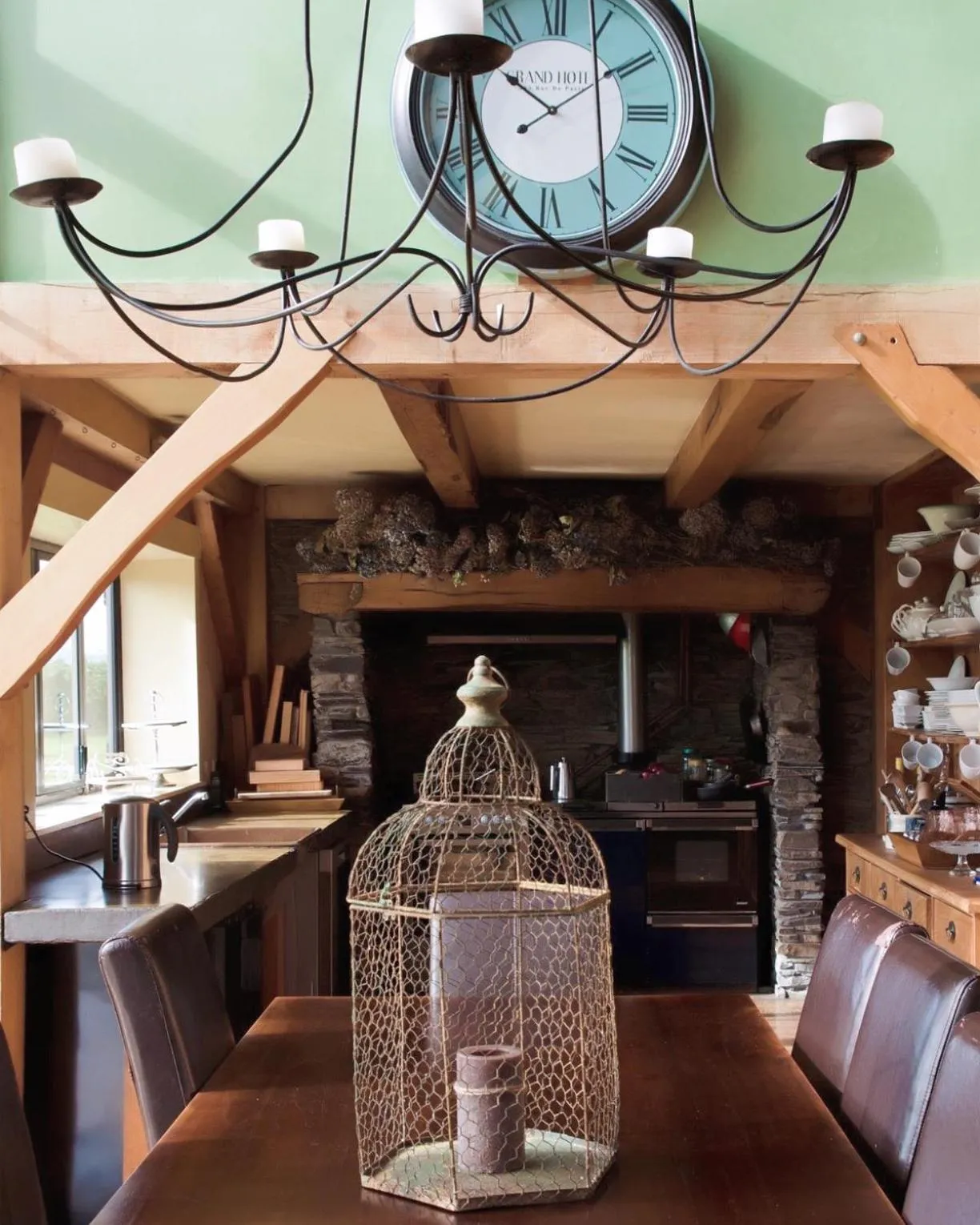 People in housewithnonails