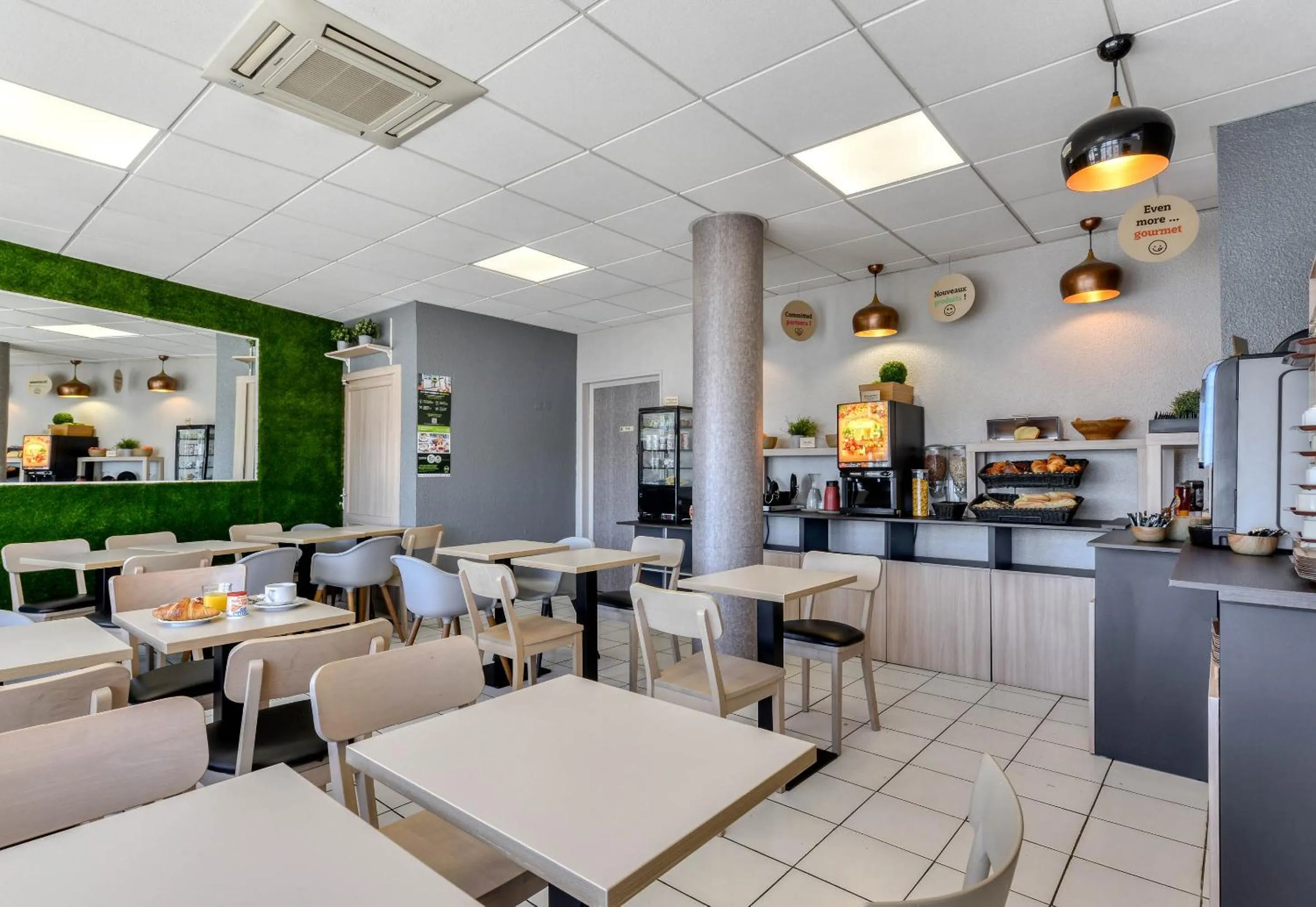 Restaurant/places to eat in B&B HOTEL Sète Centre Gare