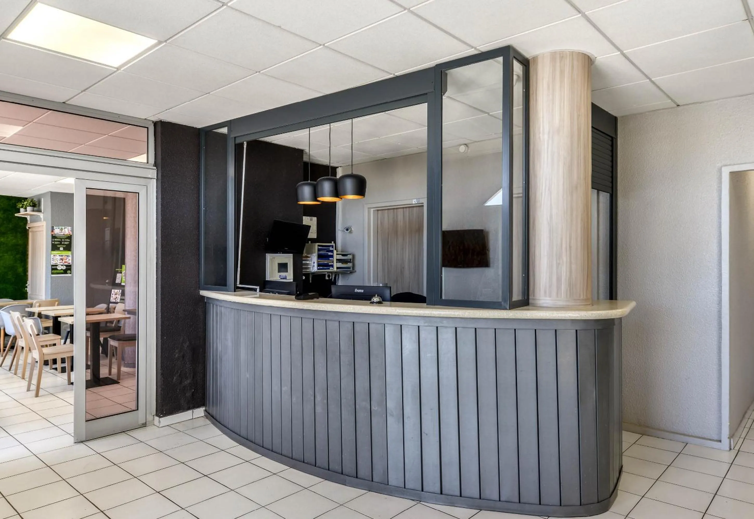 Lobby or reception in B&B HOTEL Sète Centre Gare