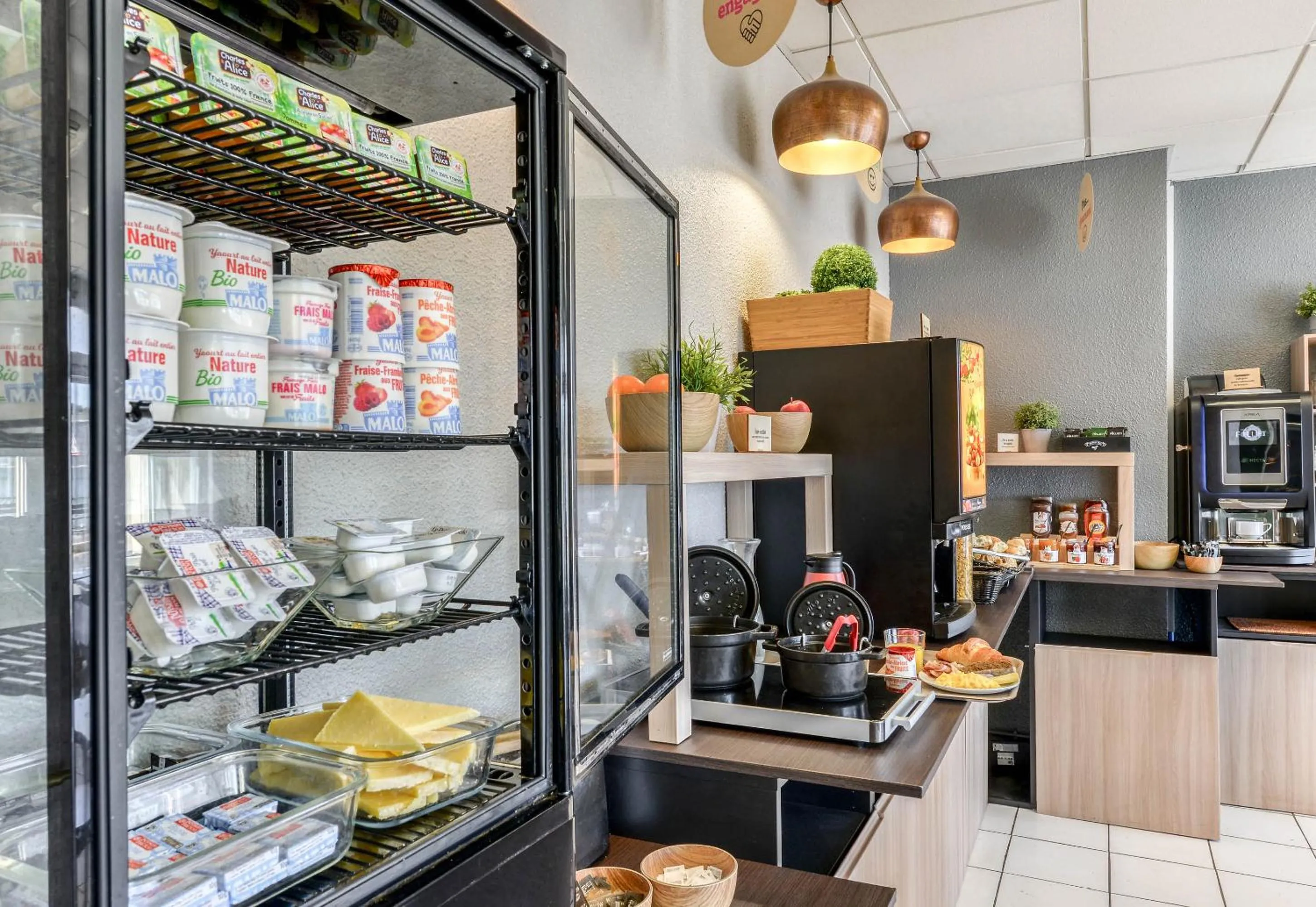 Buffet breakfast in B&B HOTEL Sète Centre Gare