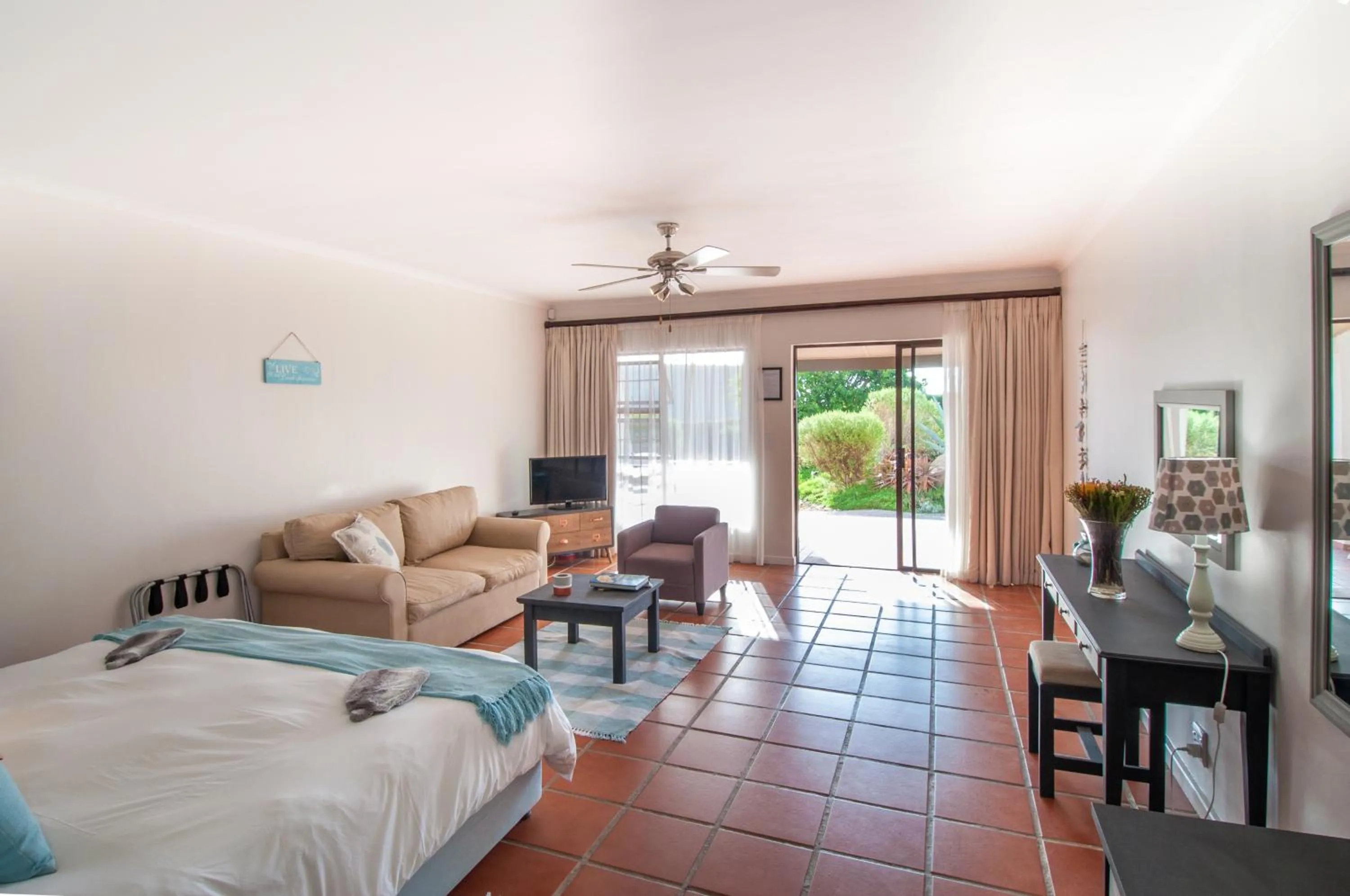 Seating area, Bed in Wind-Rose Guest House