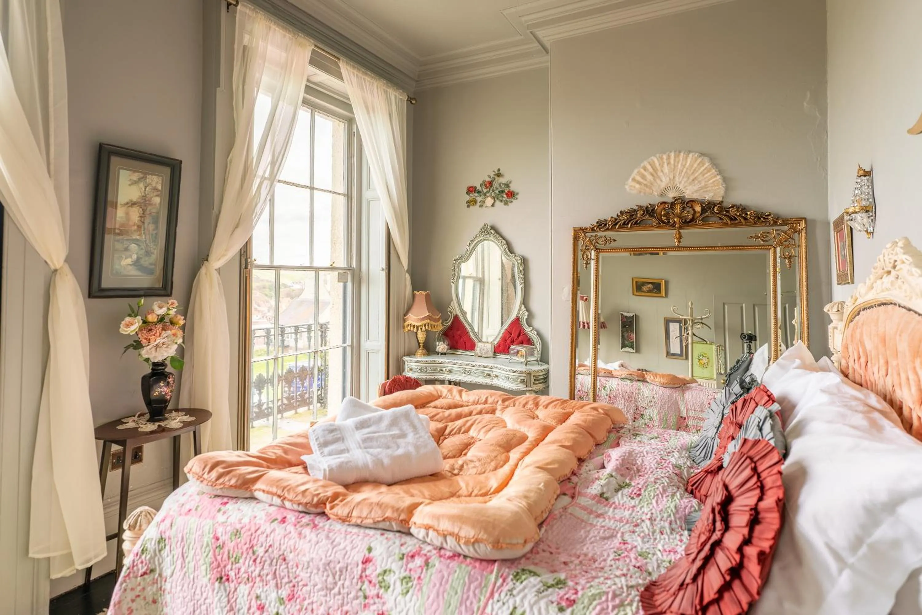 Bed in La Rosa Hotel