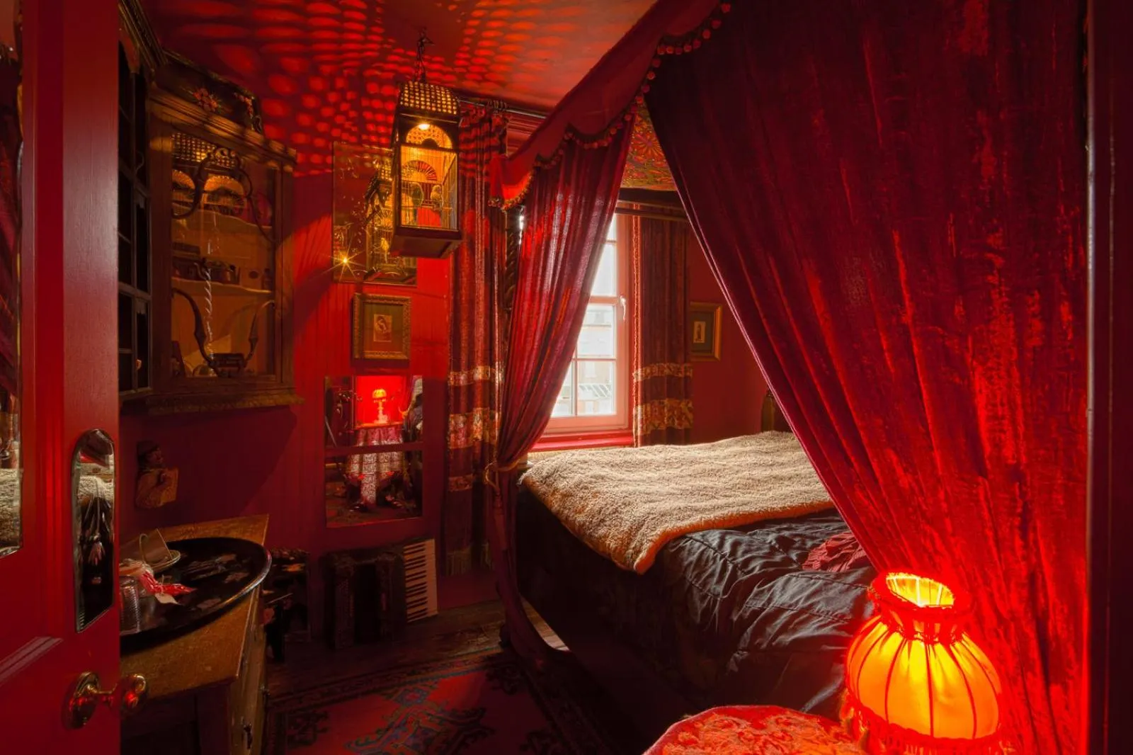 Photo of the whole room, Bed in La Rosa Hotel