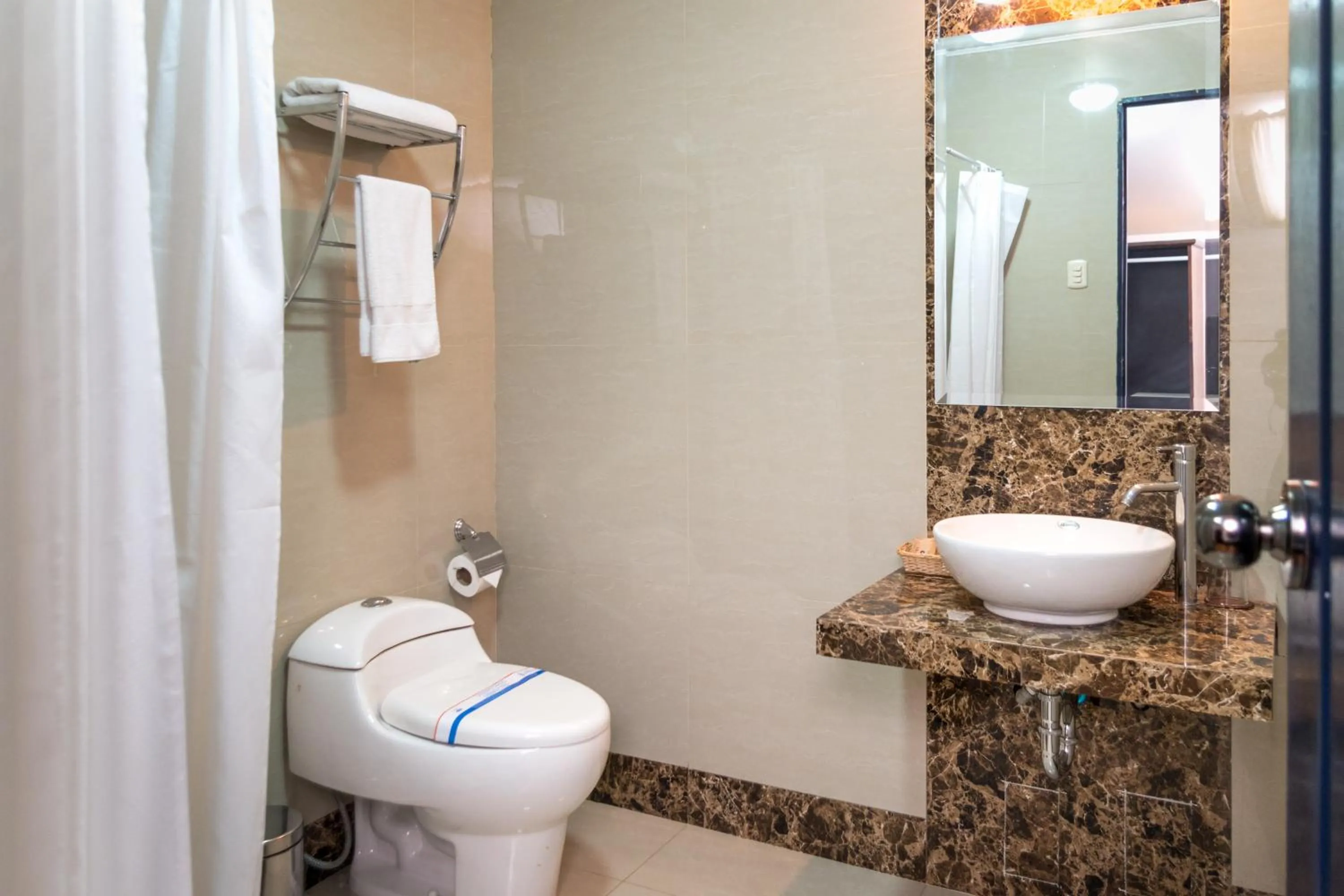 Shower in Hotel Limacpampa