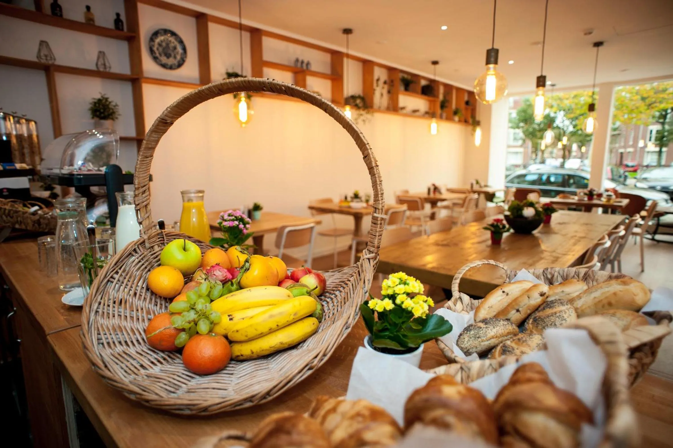 Food and drinks in i hotel