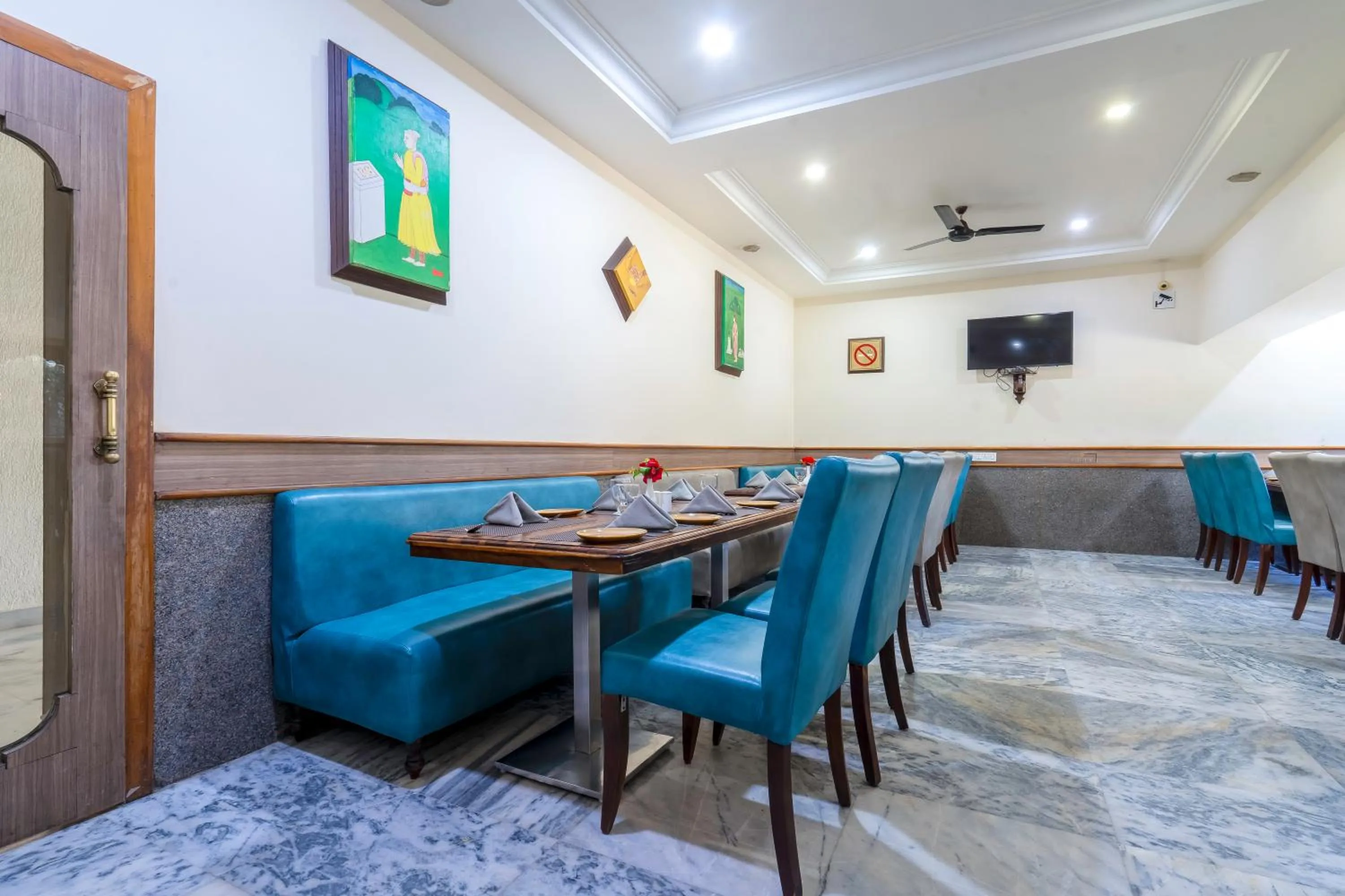 Restaurant/places to eat in Hotel Chandrawati Palace