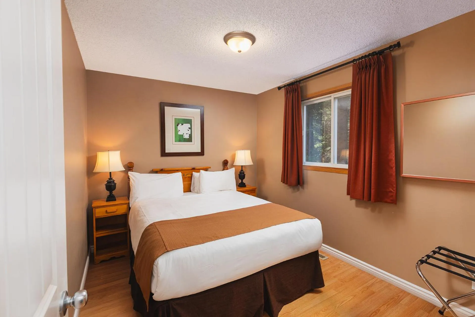 Bedroom, Bed in Overlander Mountain Lodge