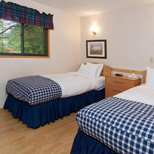 Bedroom, Bed in Overlander Mountain Lodge