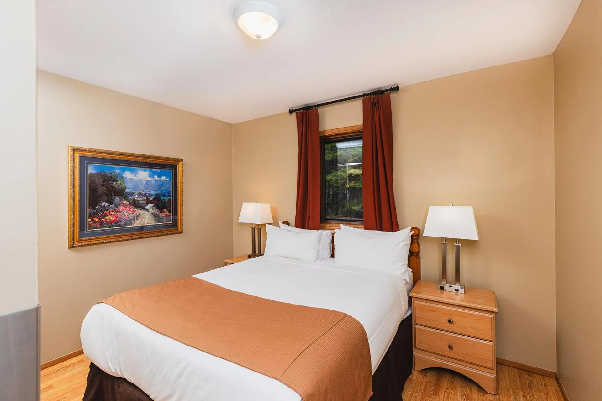 Bedroom, Bed in Overlander Mountain Lodge