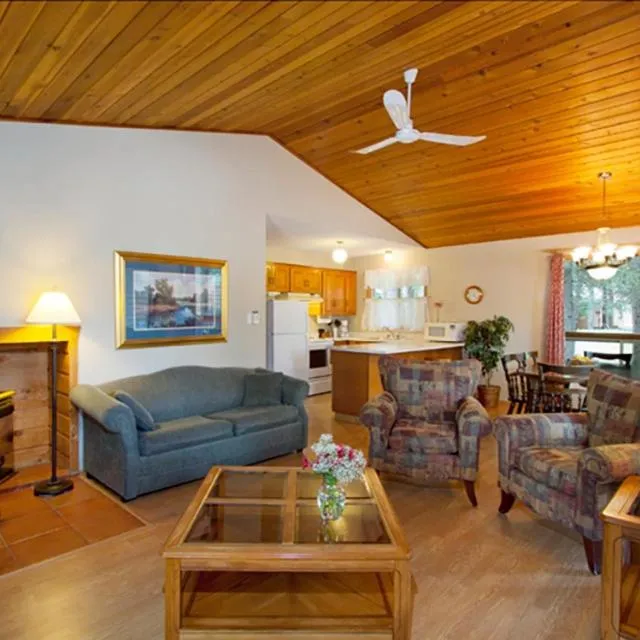 Living room in Overlander Mountain Lodge