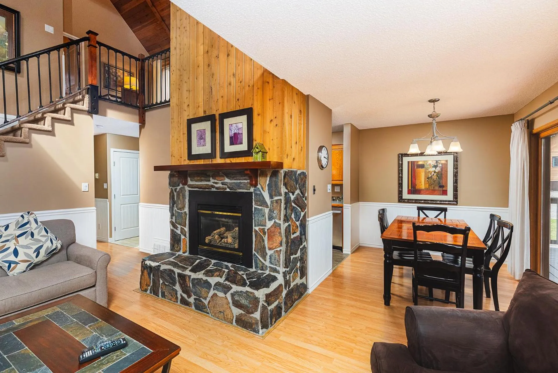 Living room in Overlander Mountain Lodge