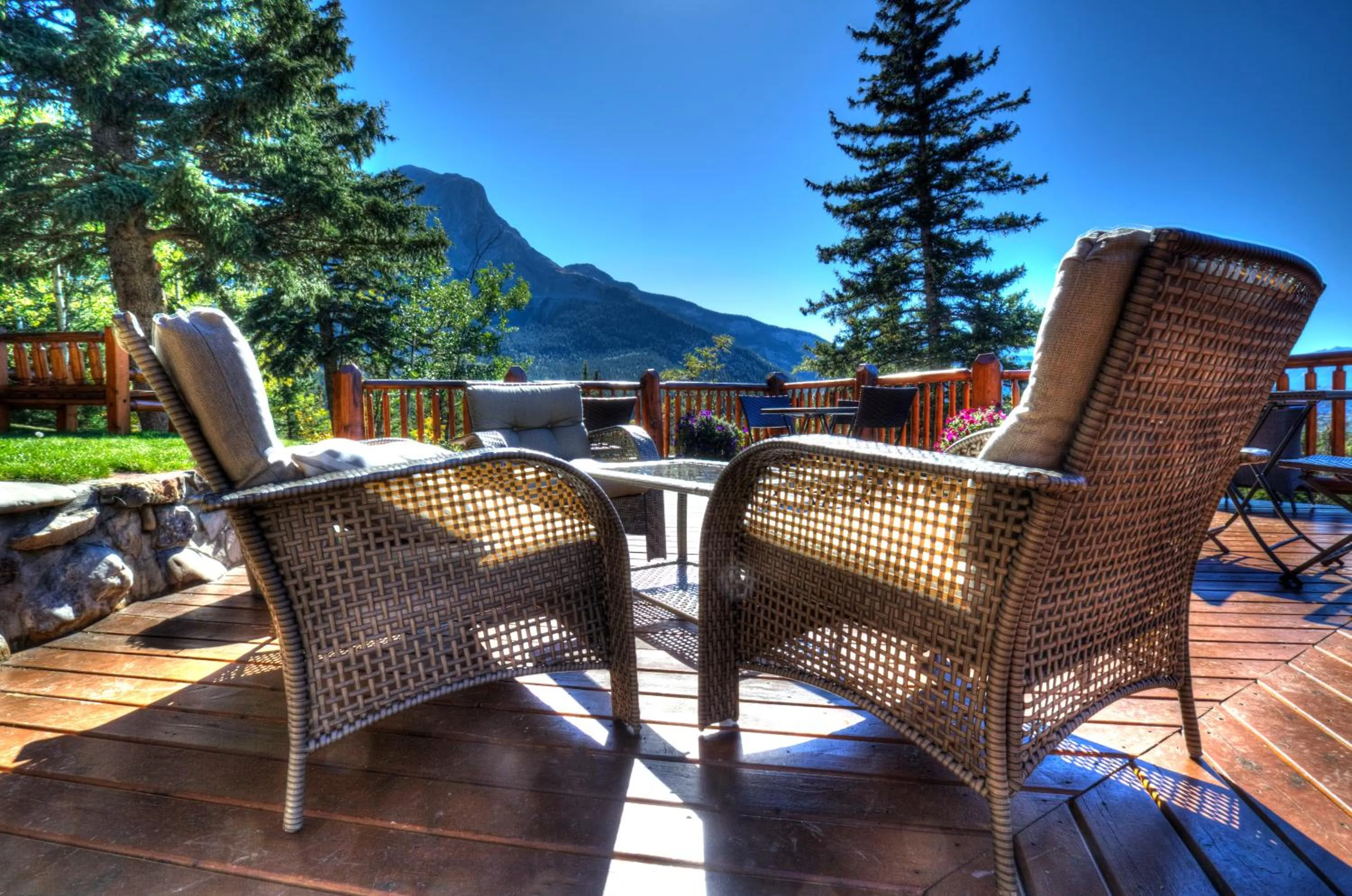 Patio in Overlander Mountain Lodge