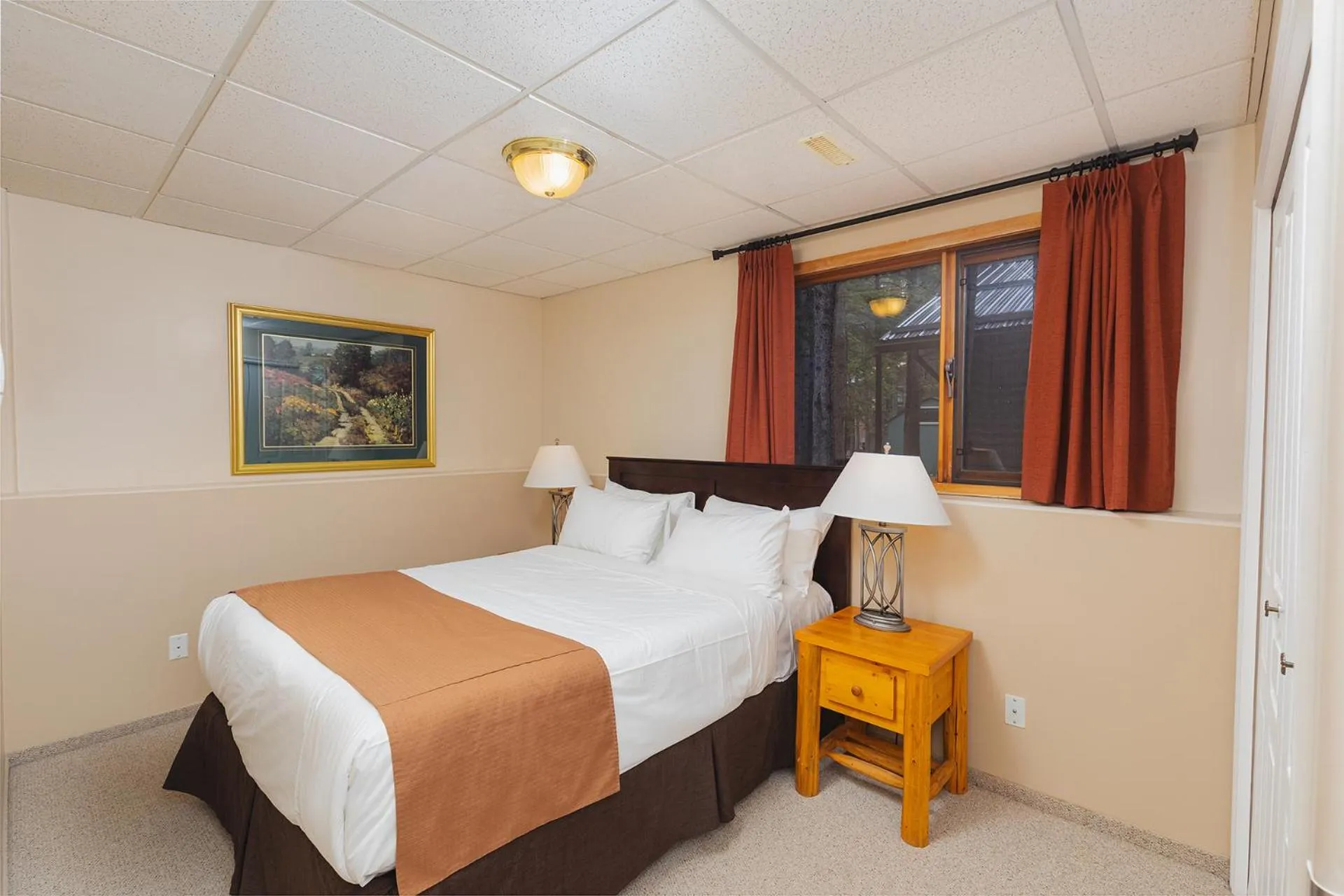 Bedroom, Bed in Overlander Mountain Lodge