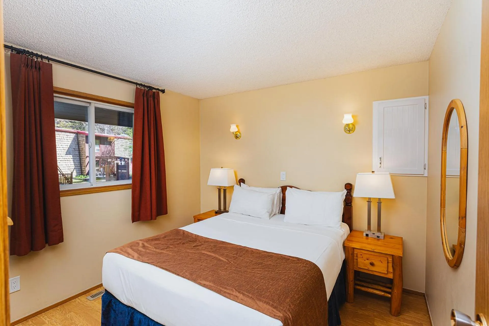 Bedroom, Bed in Overlander Mountain Lodge