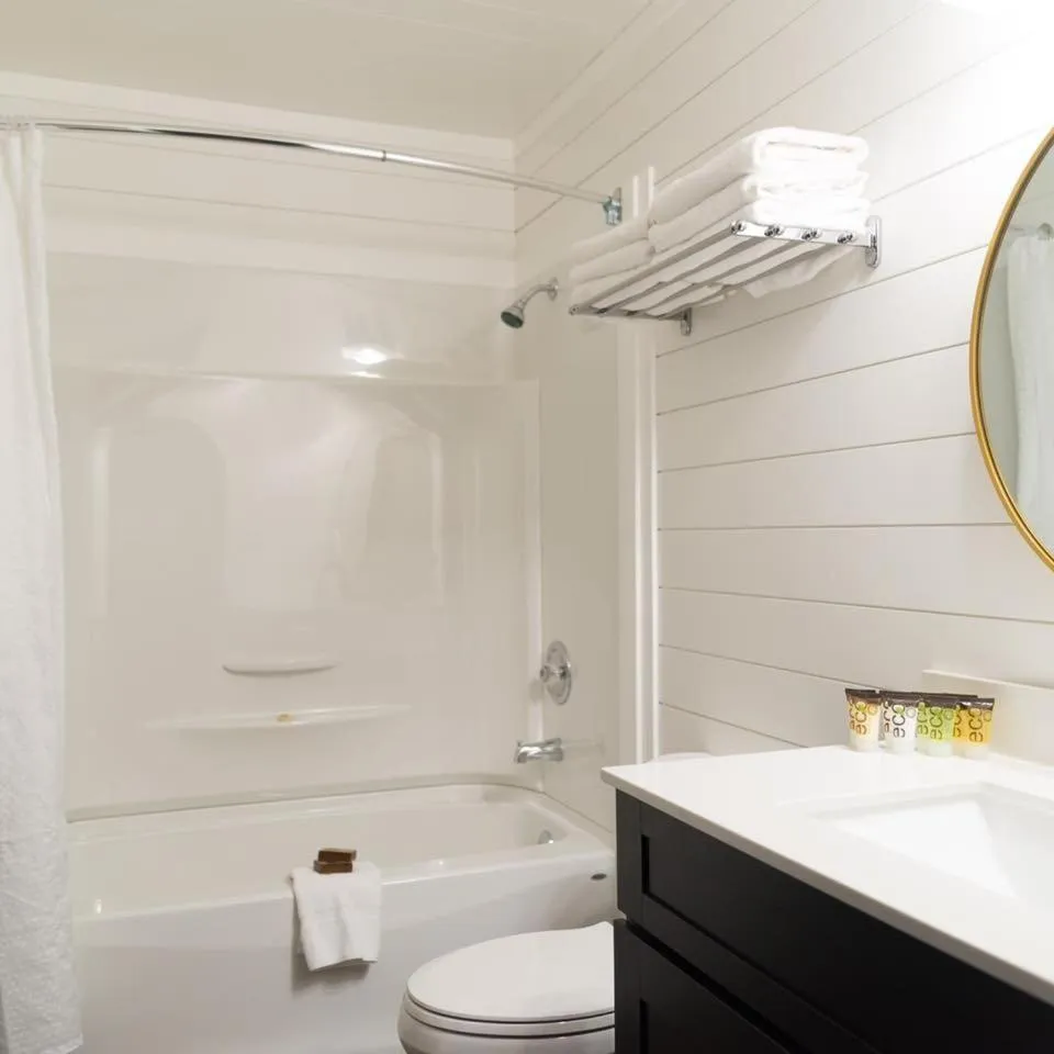 Bathroom in Overlander Mountain Lodge