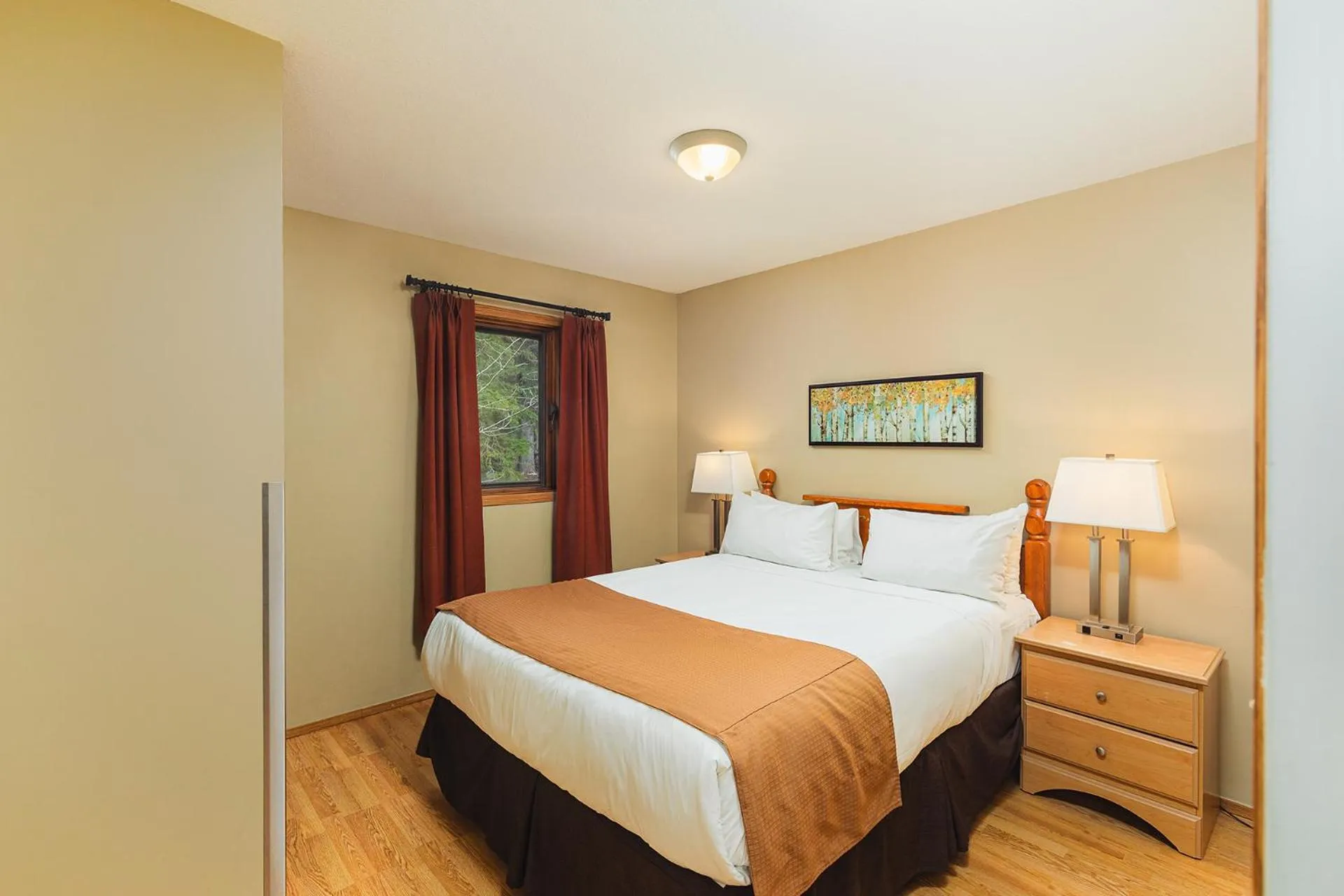 Bedroom, Bed in Overlander Mountain Lodge