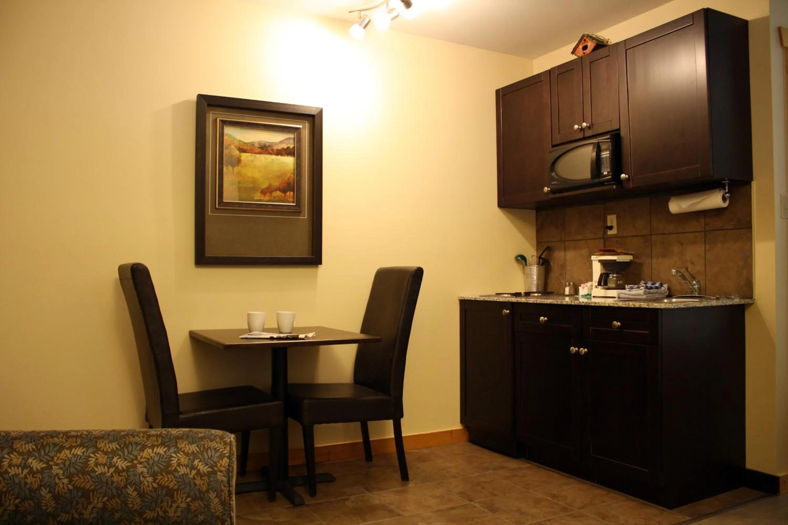 Kitchen or kitchenette in Overlander Mountain Lodge