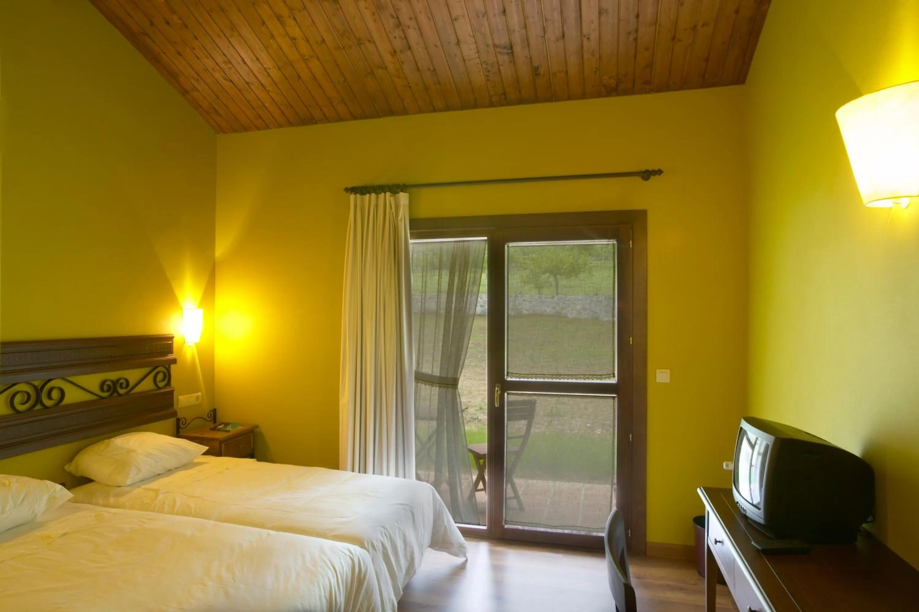 Day, Bed in Hotel Rural Coviella