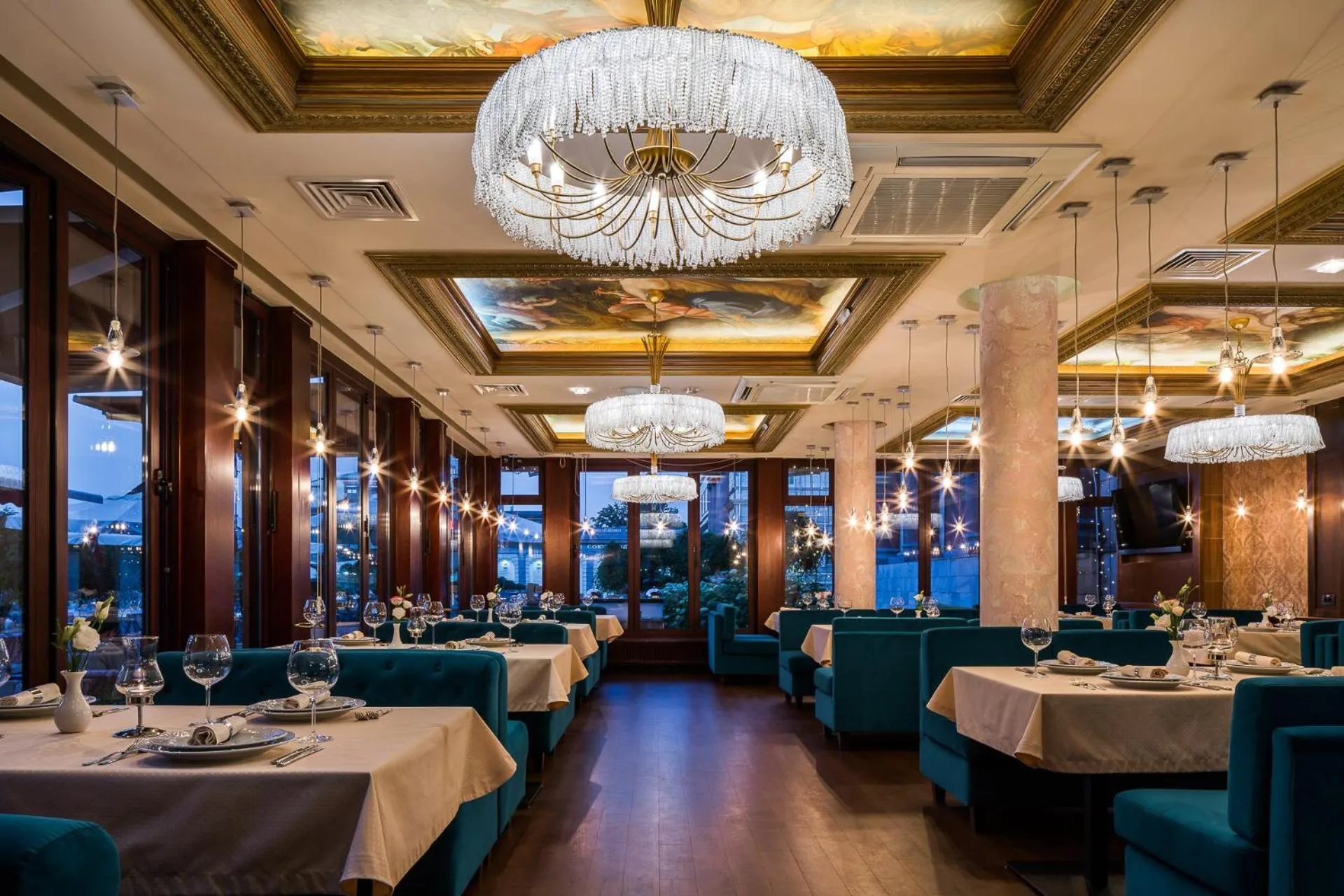 Restaurant/places to eat in Mozart Hotel