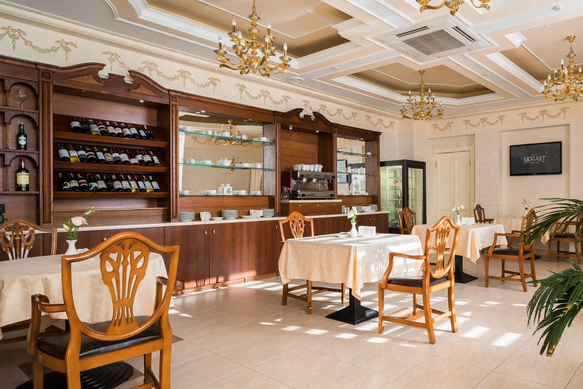 Restaurant/places to eat in Mozart Hotel