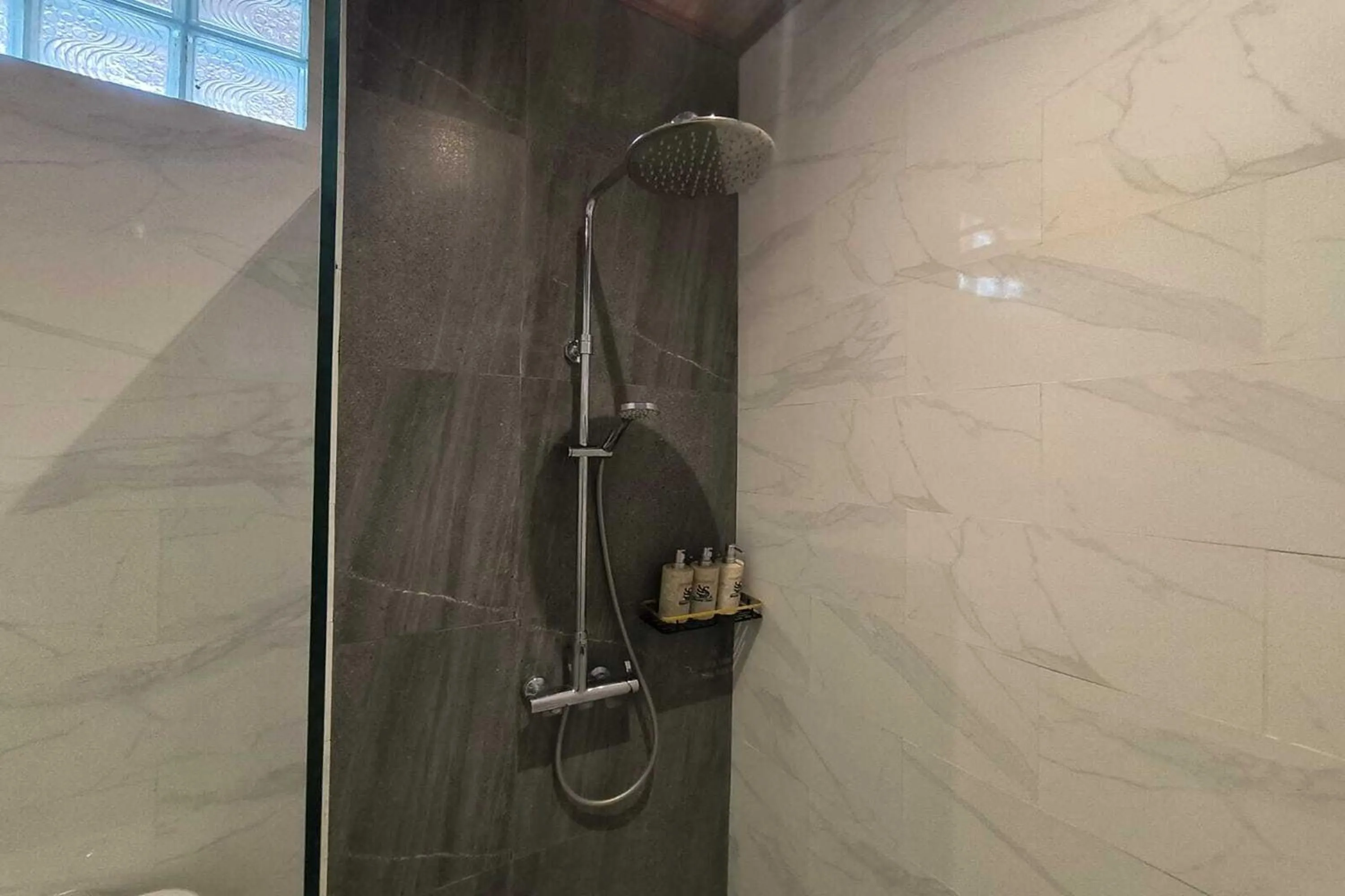 Shower in Bhuana Shanti Homestay Ubud