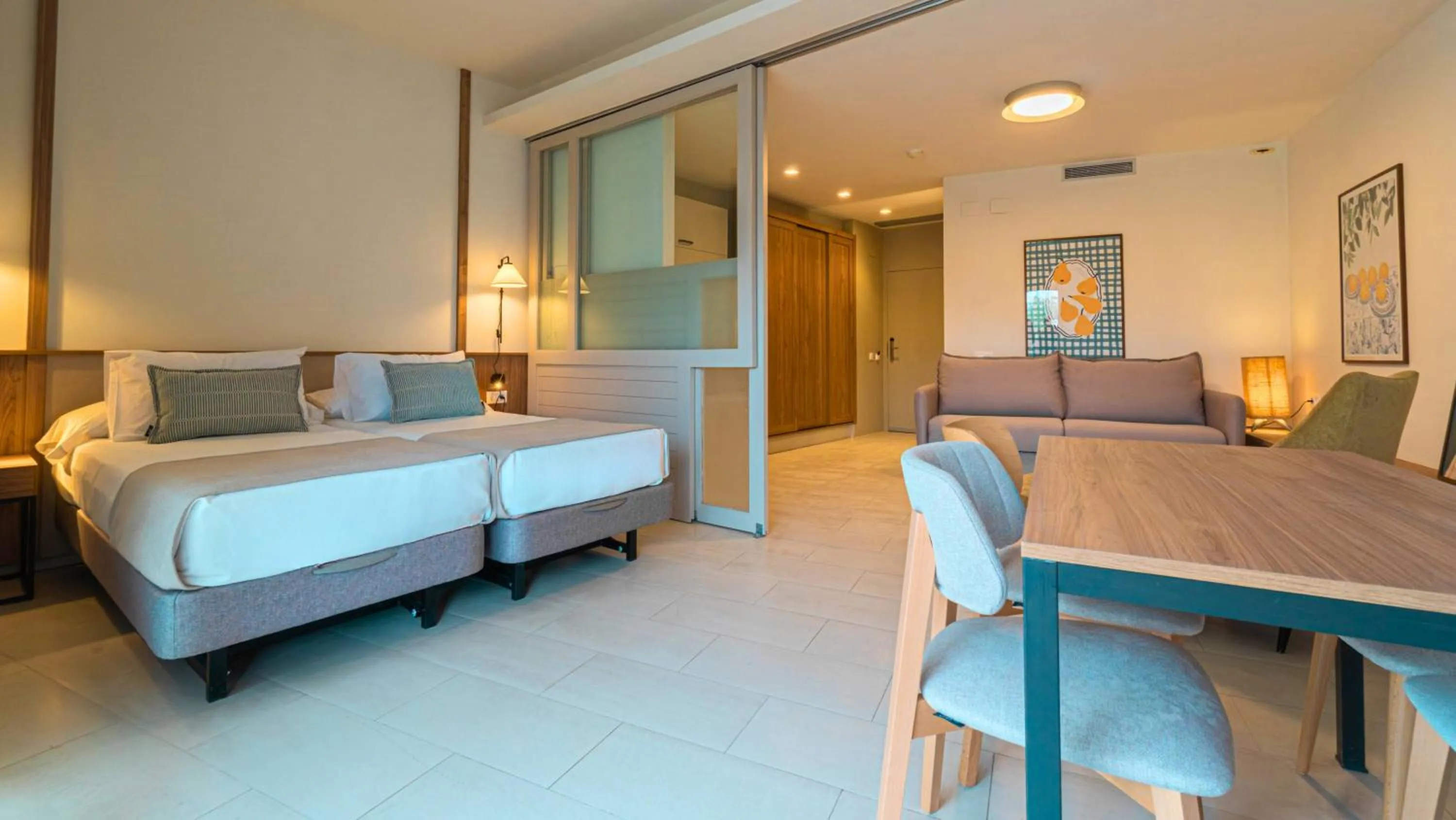 Photo of the whole room, Bed in Ohtels Les Oliveres