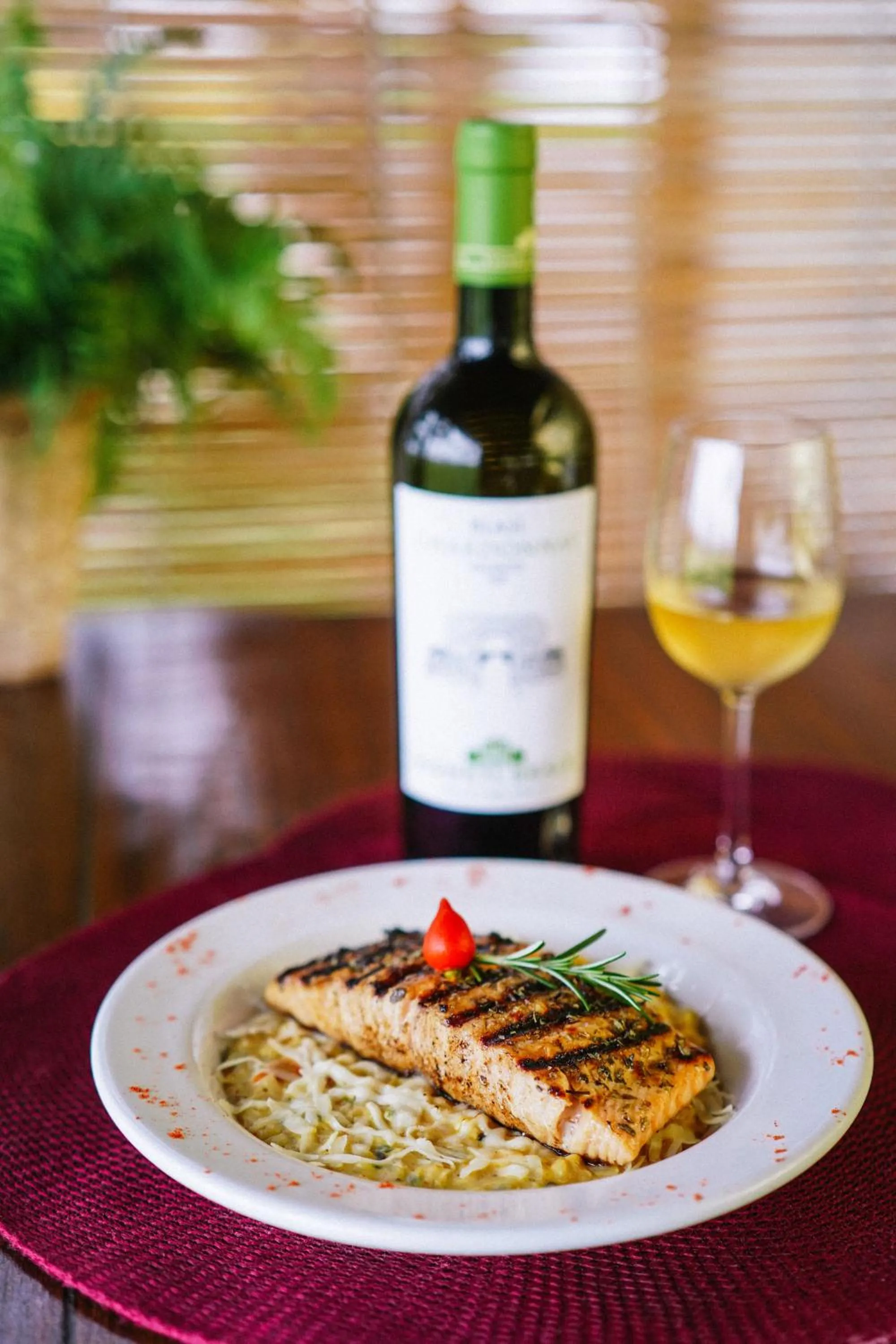 Restaurant/places to eat in Pousada Caeira