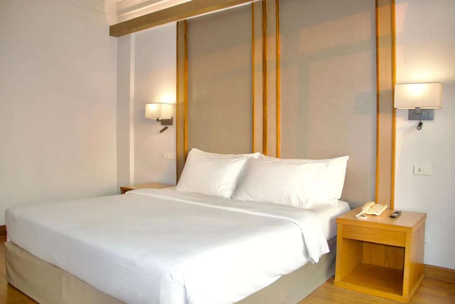 Bed in Golden Beach Hotel Pattaya