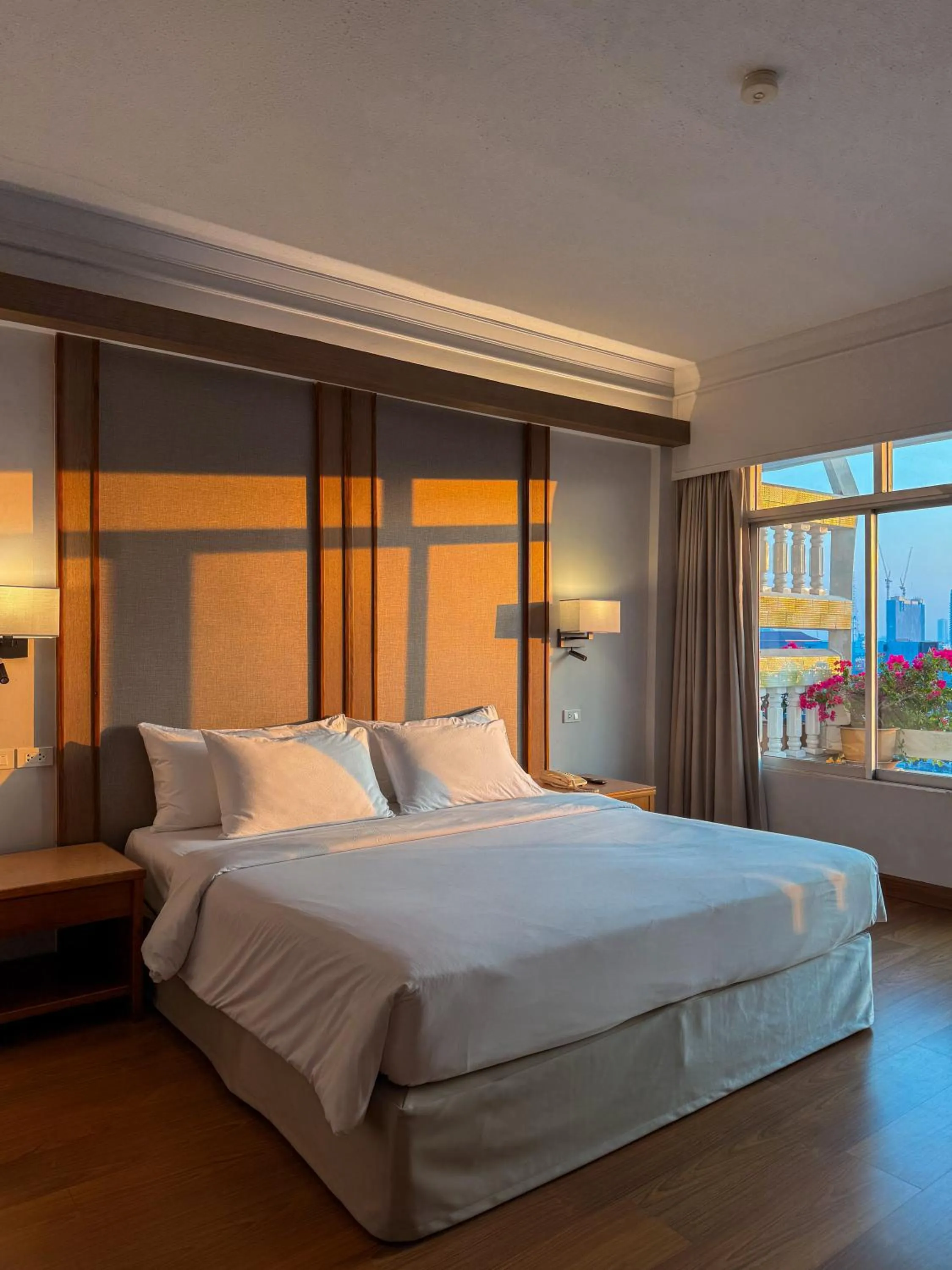 Bed in Golden Beach Hotel Pattaya
