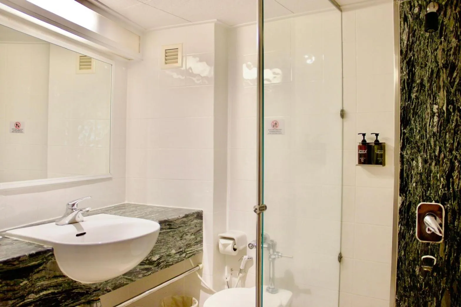 Bathroom in Golden Beach Hotel Pattaya