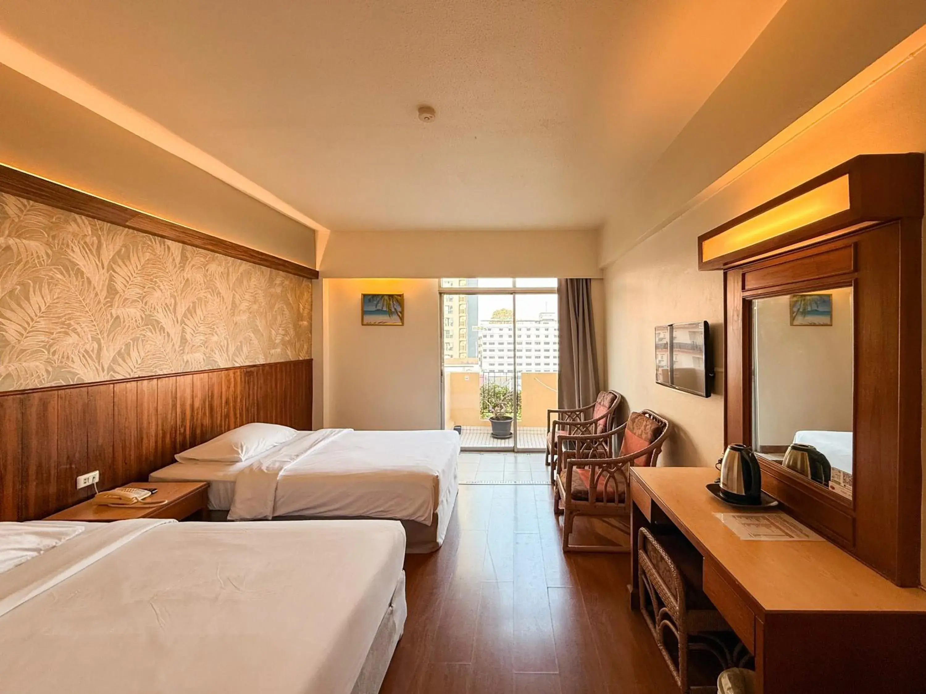 Superior Double or Twin Room in Golden Beach Hotel Pattaya Superior Double or Twin Room in Golden Beach Hotel Pattaya