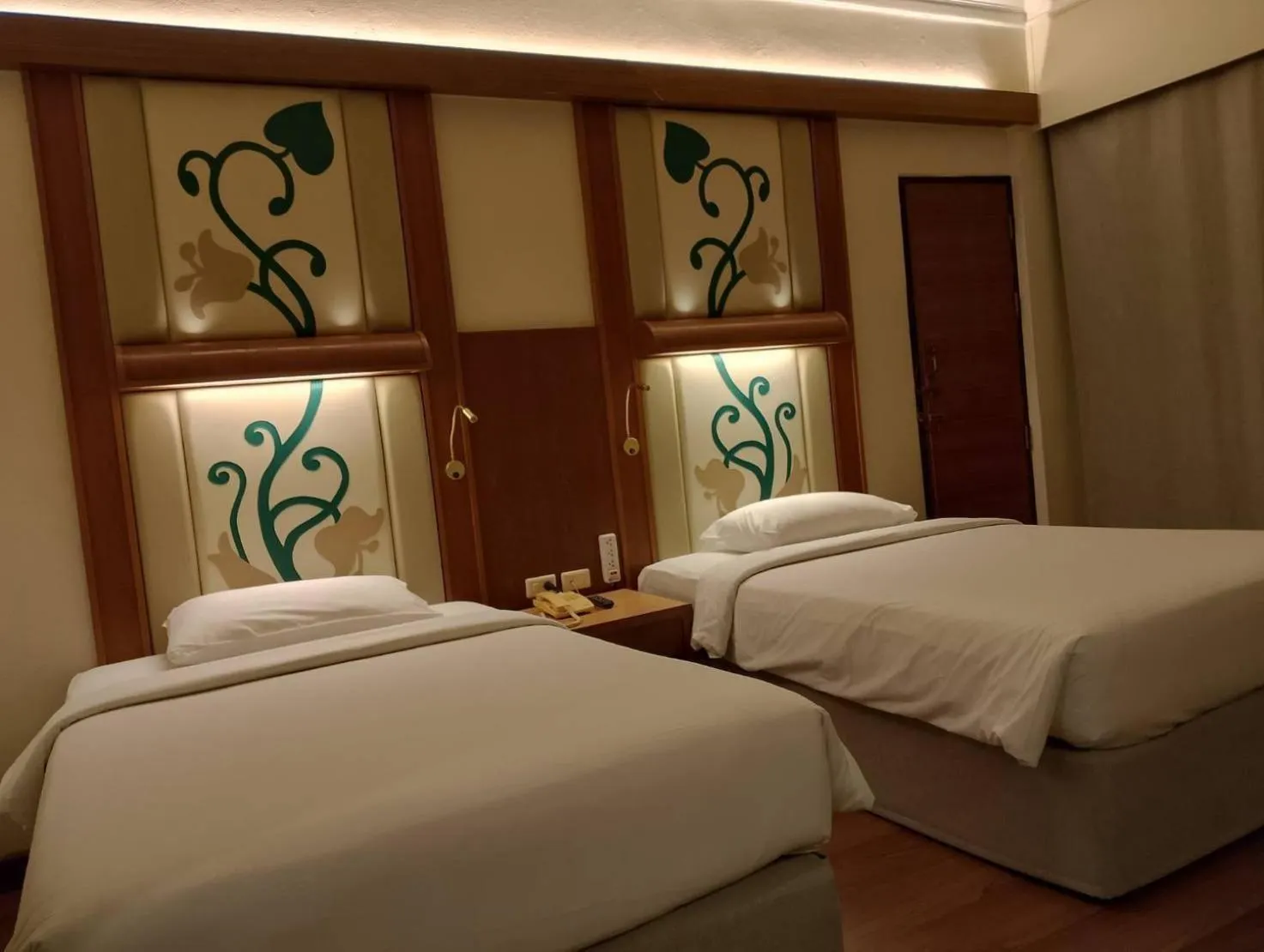 Bathroom, Bed in Golden Beach Hotel Pattaya