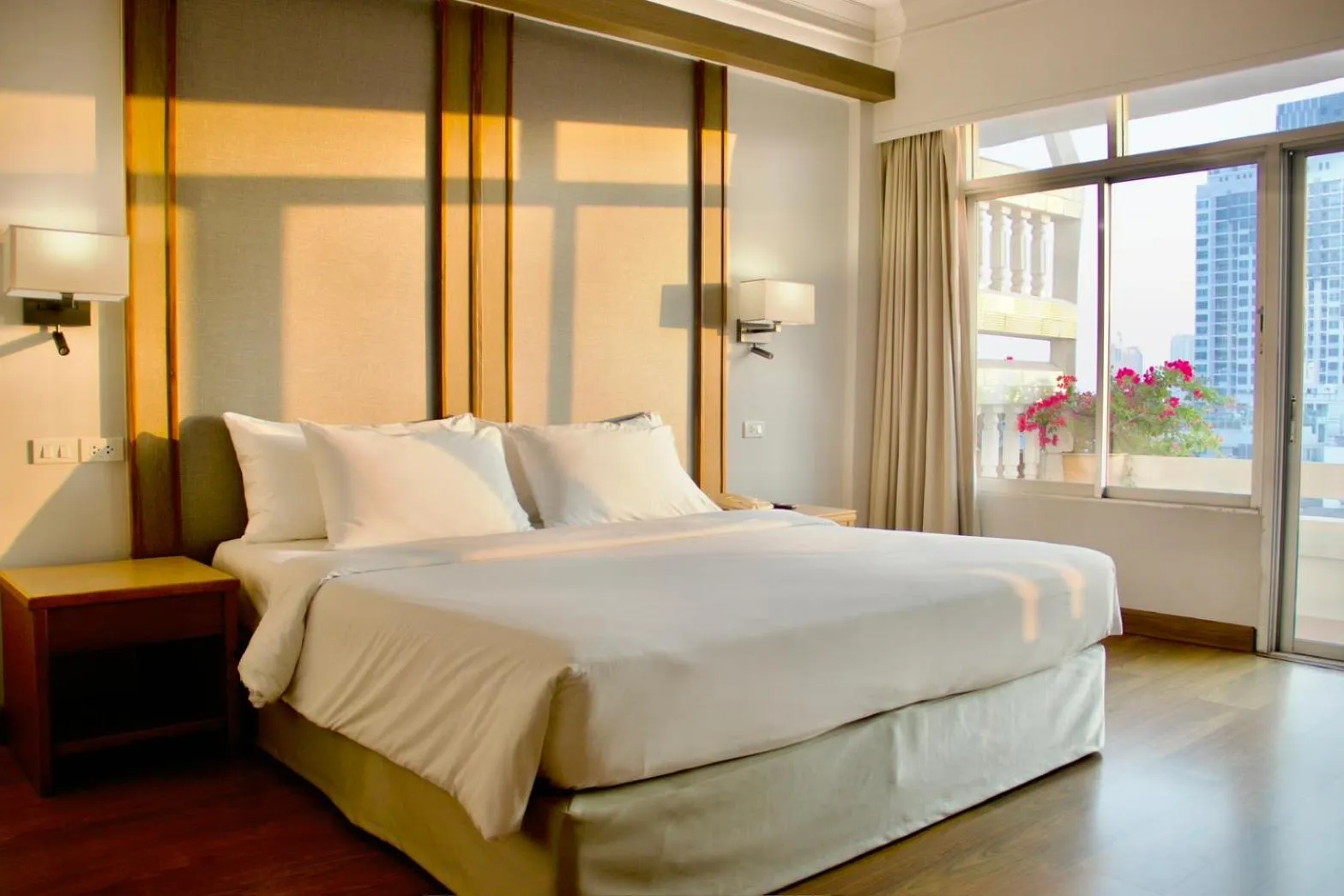 Bed in Golden Beach Hotel Pattaya