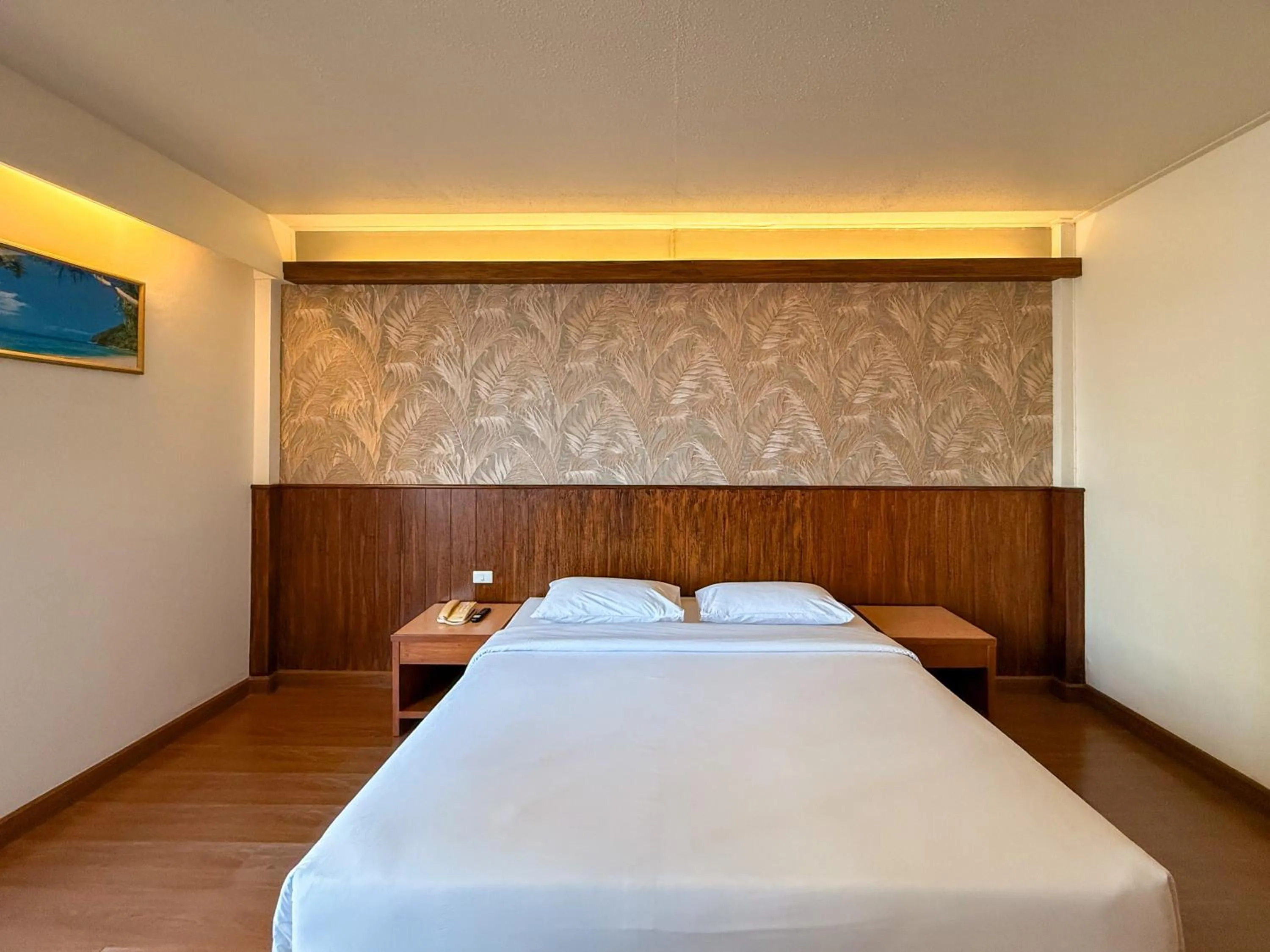 Bed in Golden Beach Hotel Pattaya