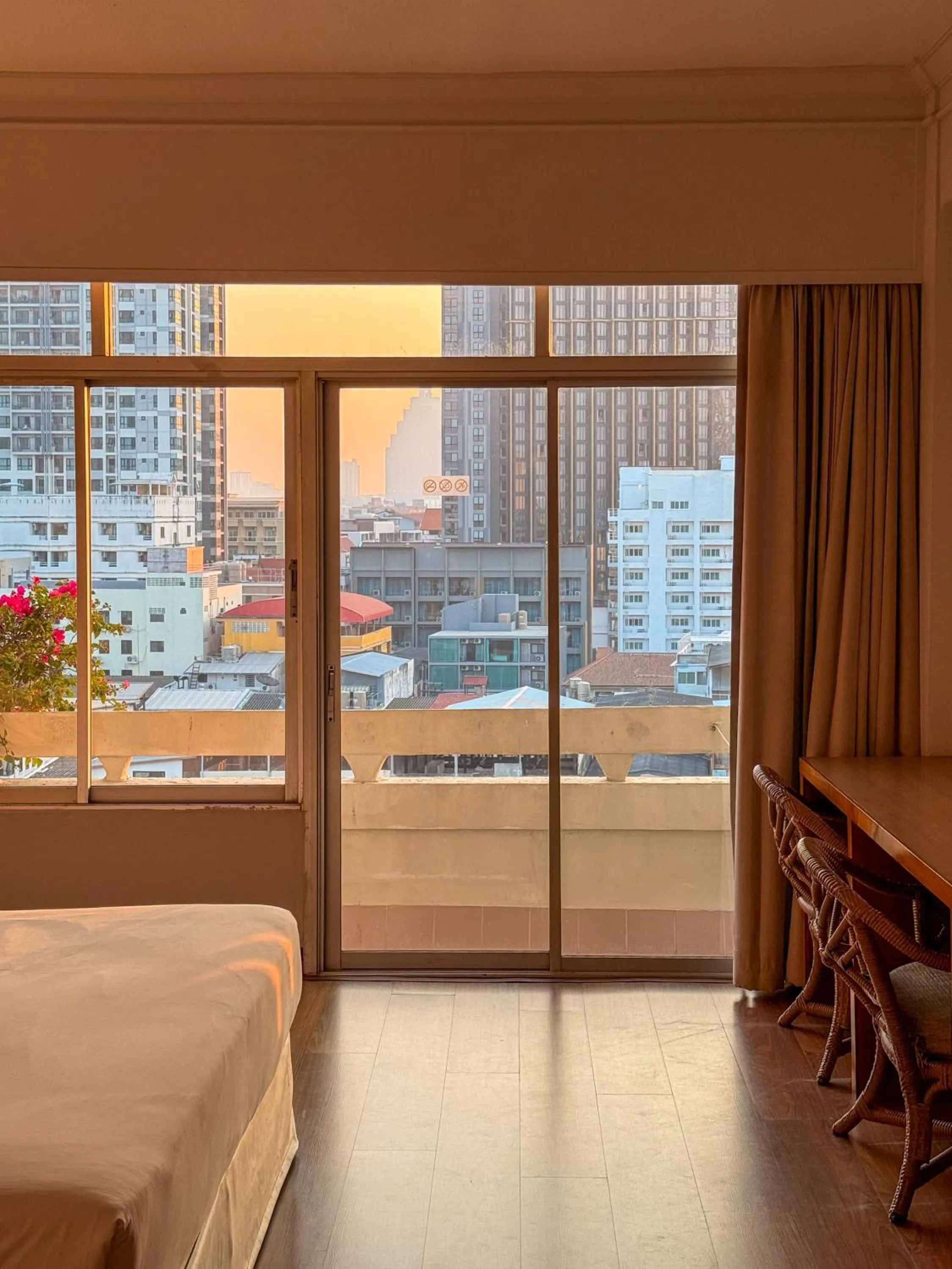 Bed in Golden Beach Hotel Pattaya