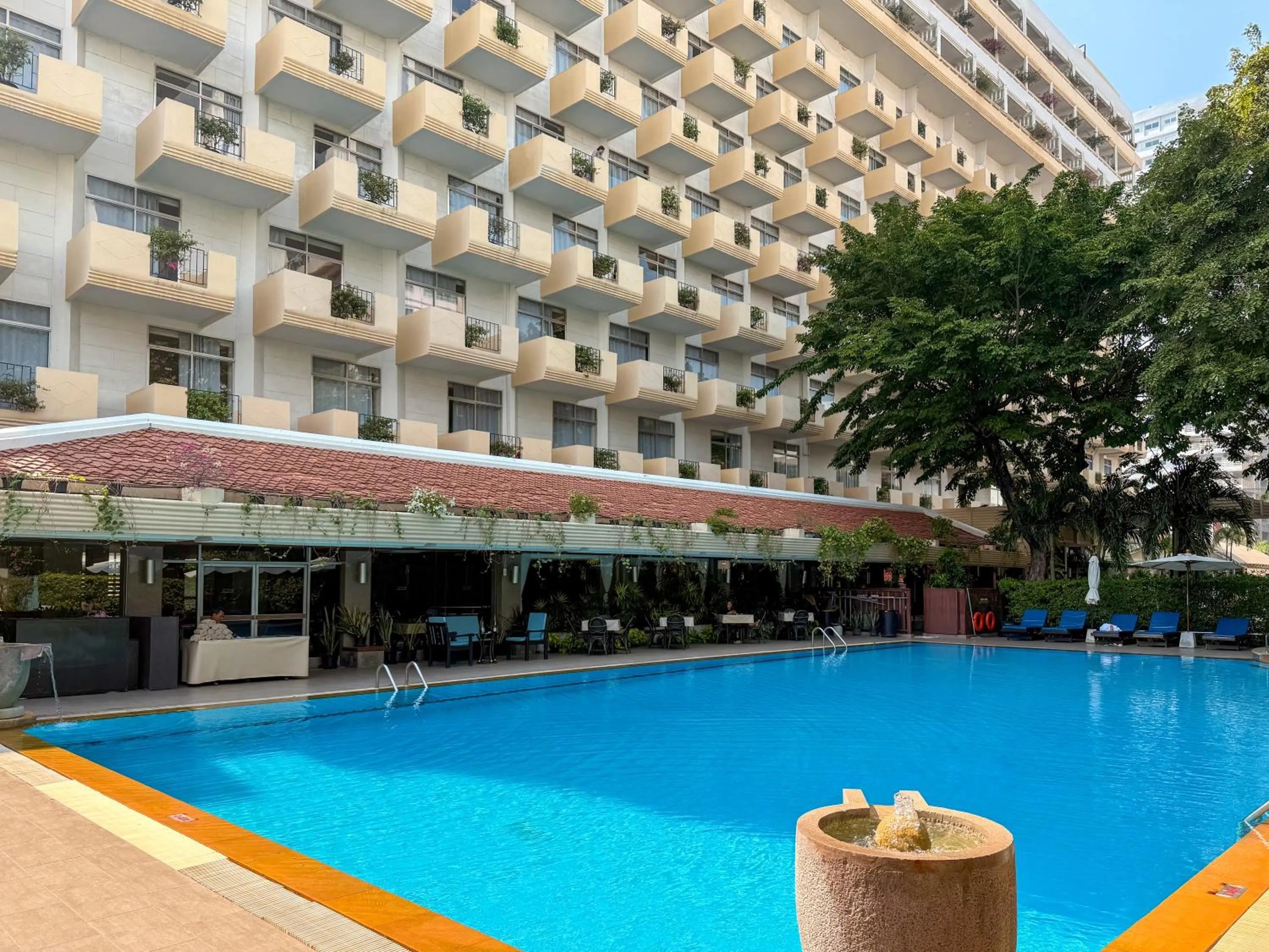 Swimming pool in Golden Beach Hotel Pattaya