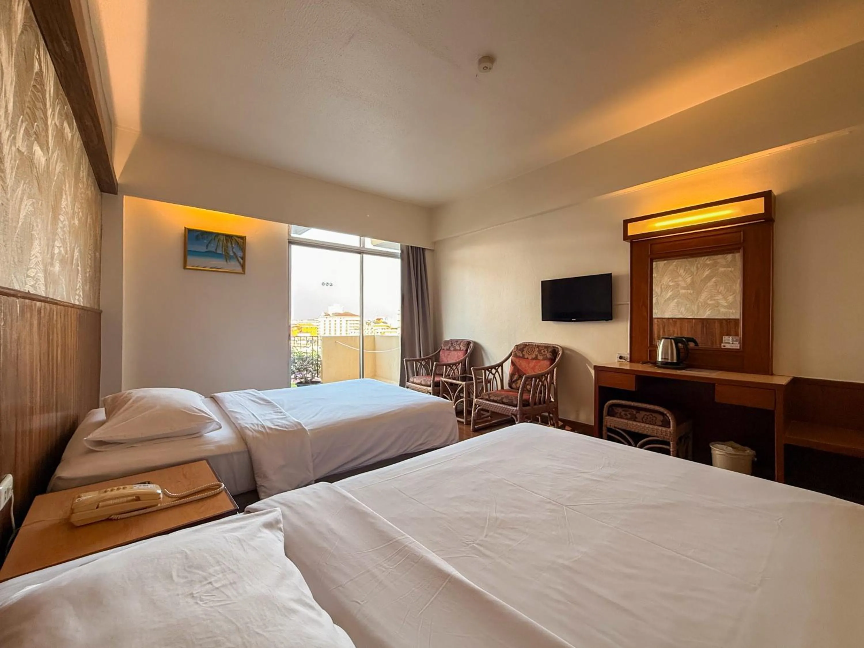 Balcony/Terrace, Bed in Golden Beach Hotel Pattaya