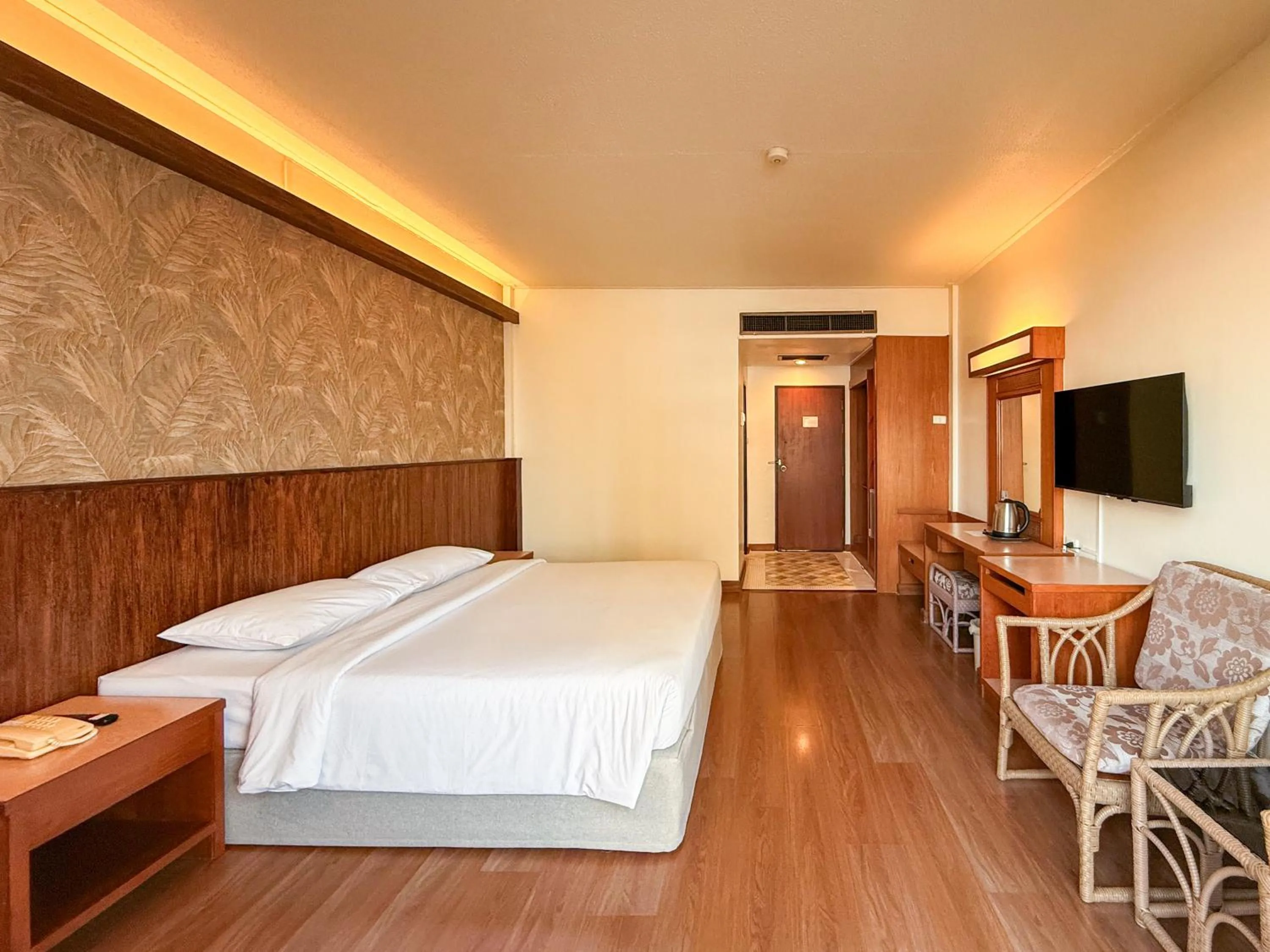 Balcony/Terrace, Bed in Golden Beach Hotel Pattaya