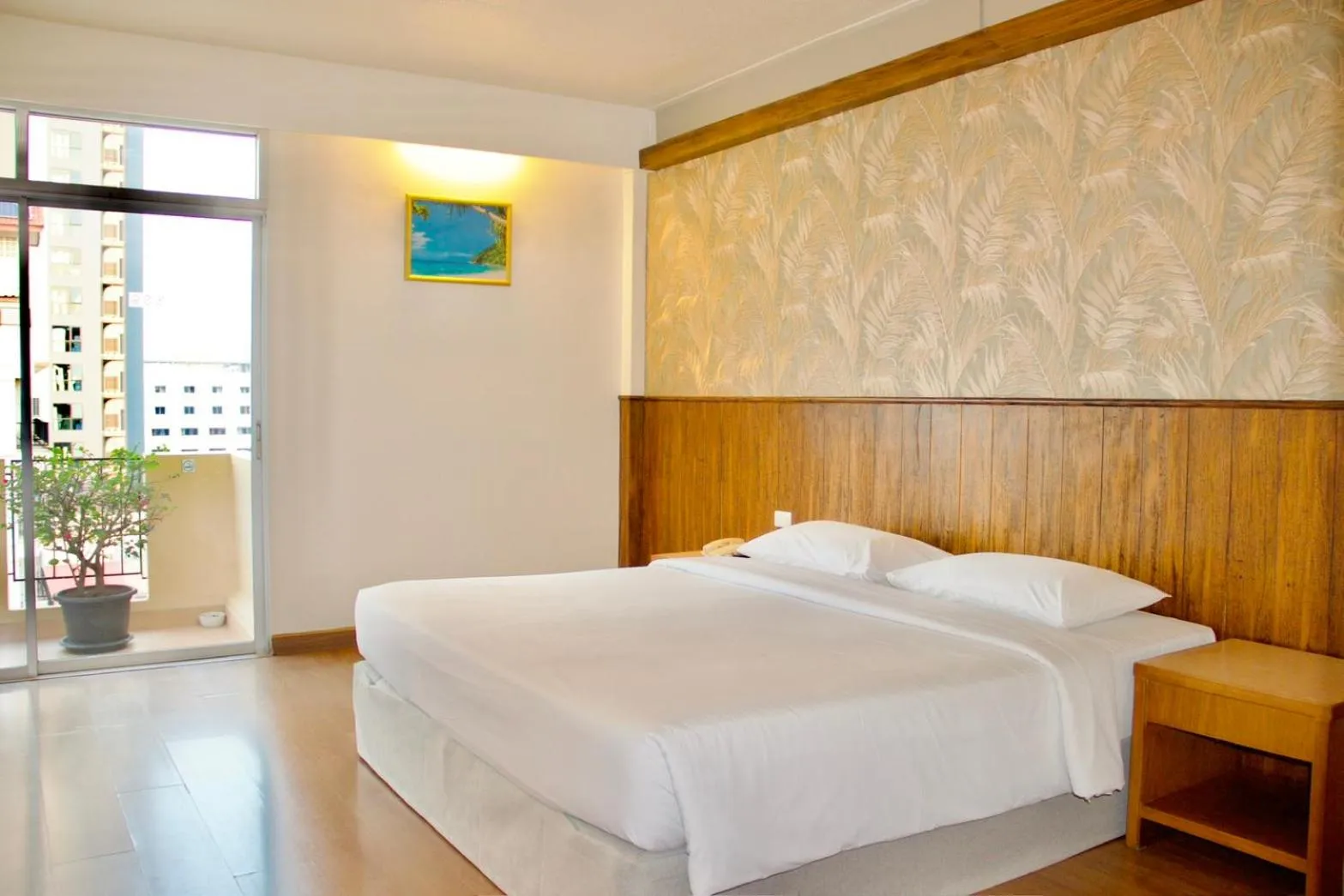 Balcony/Terrace, Bed in Golden Beach Hotel Pattaya
