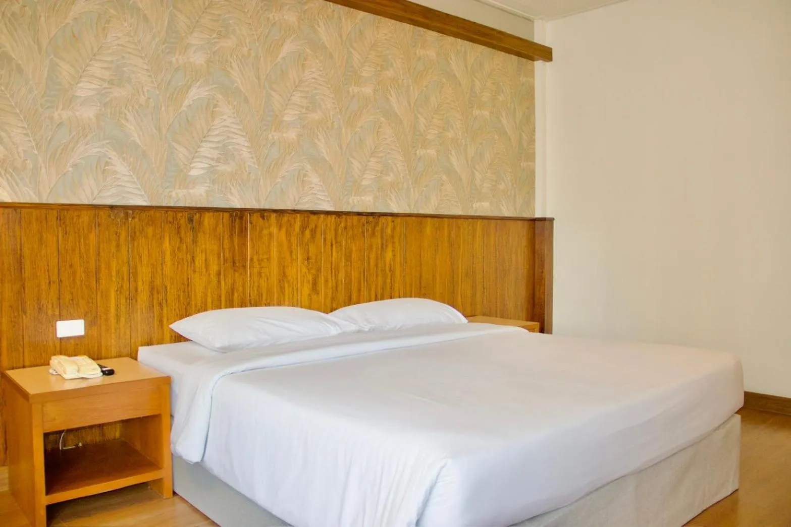 Bed in Golden Beach Hotel Pattaya