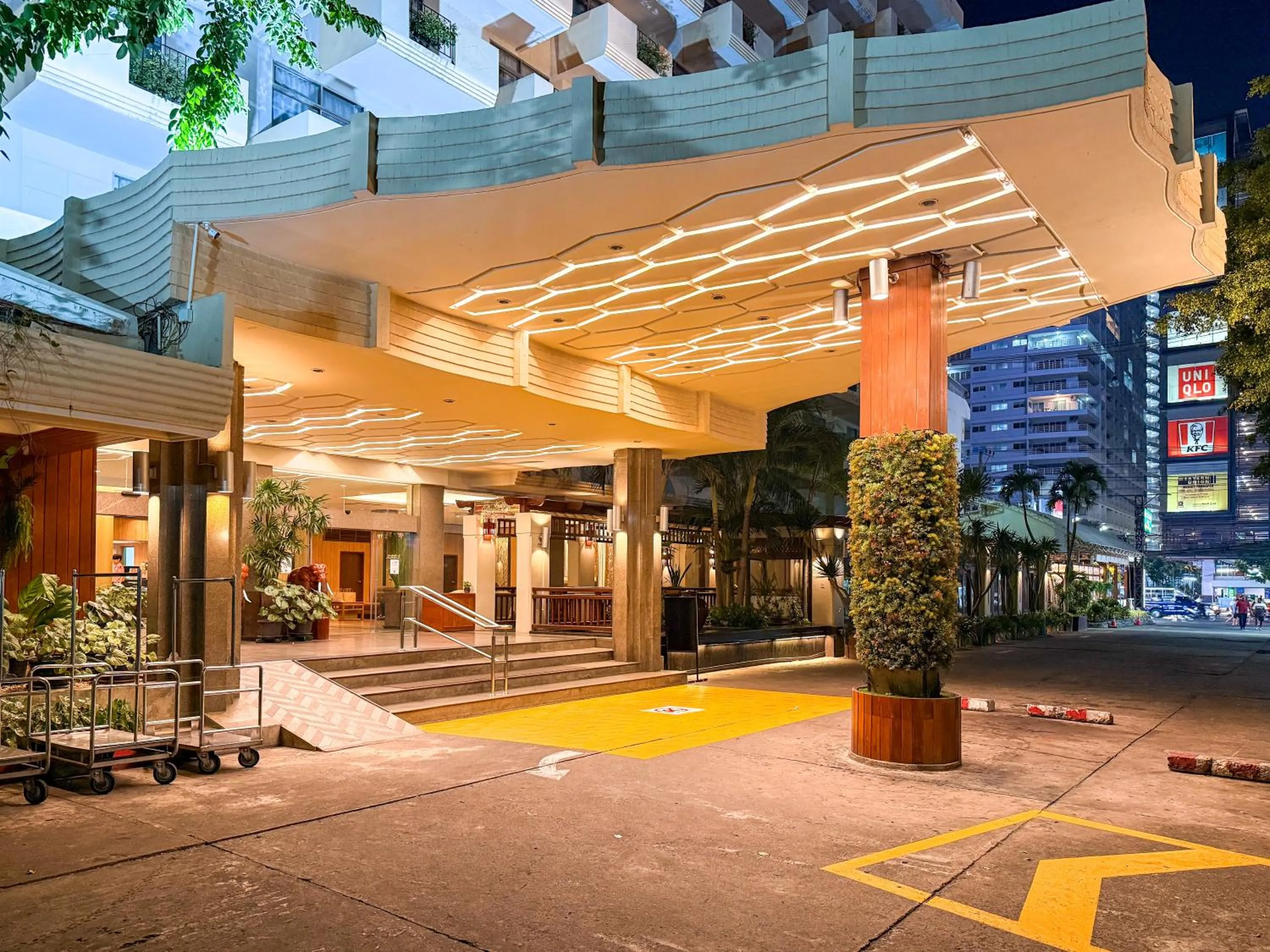 Property building in Golden Beach Hotel Pattaya