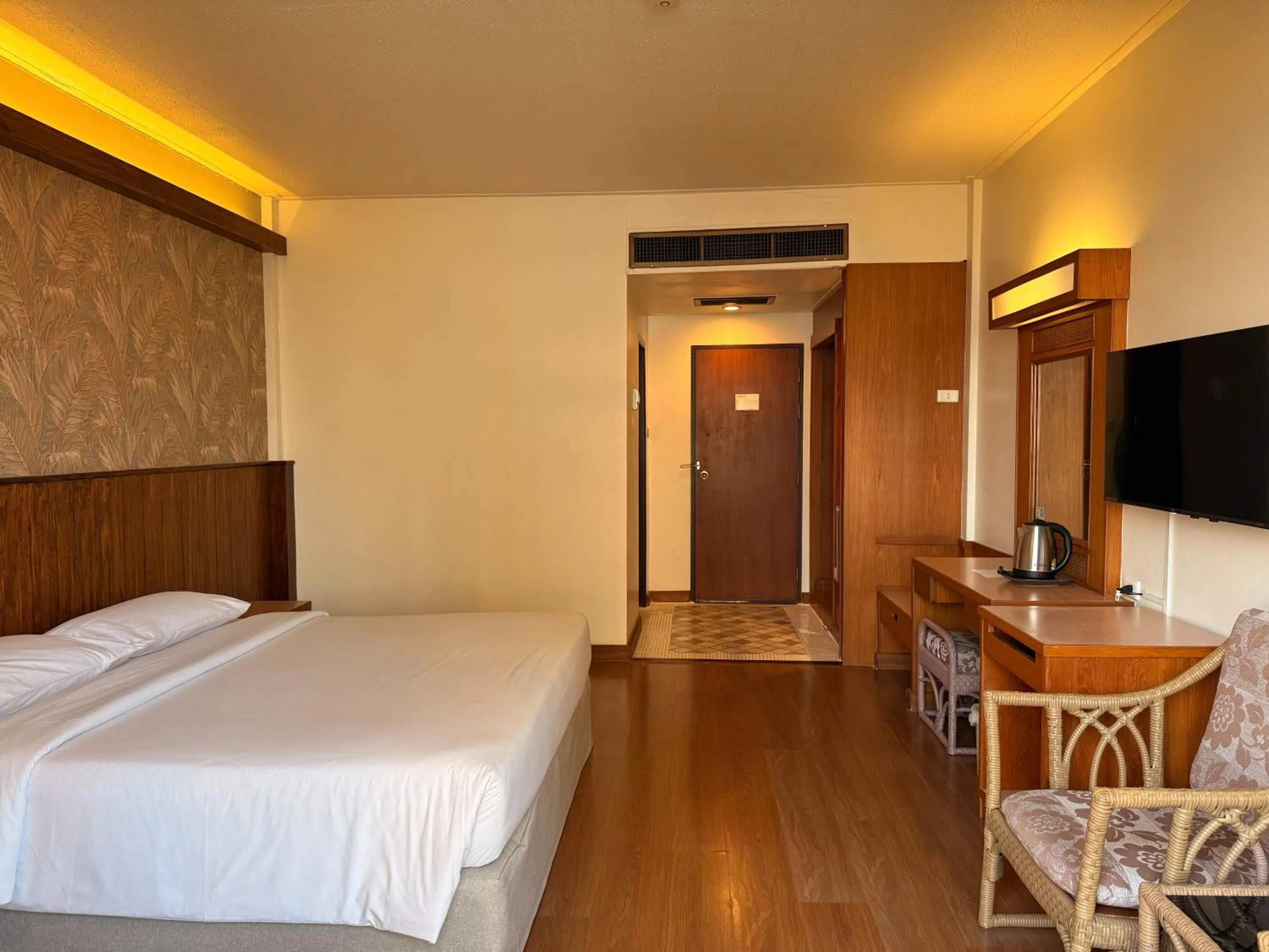 Bed in Golden Beach Hotel Pattaya