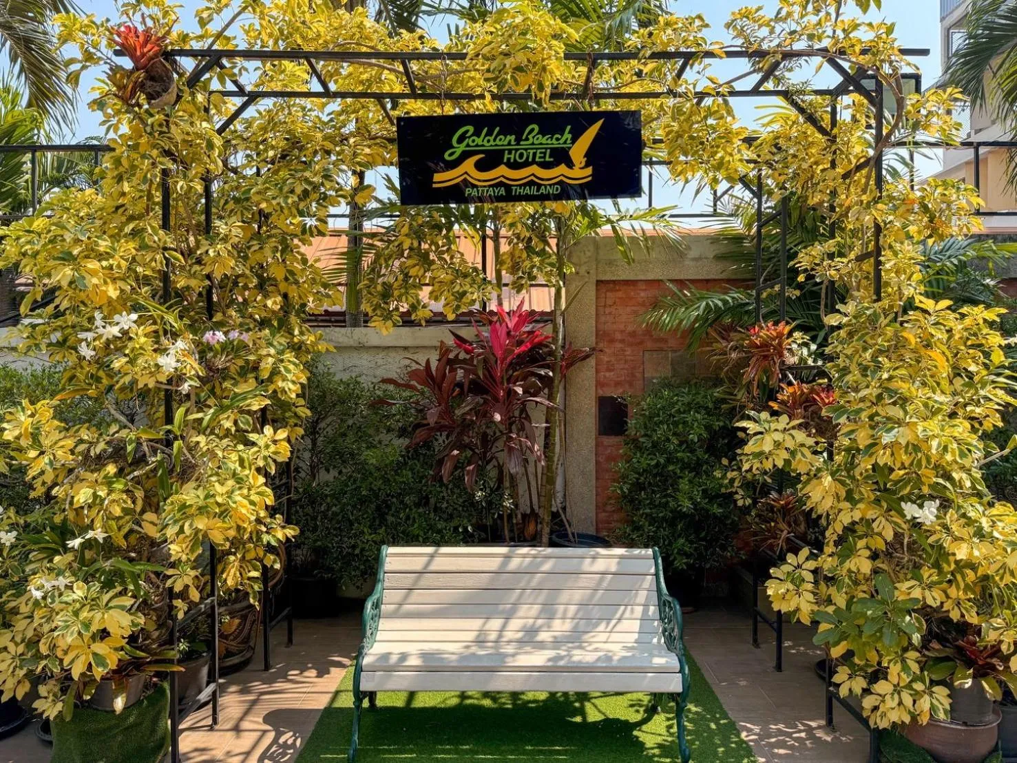 Property building in Golden Beach Hotel Pattaya