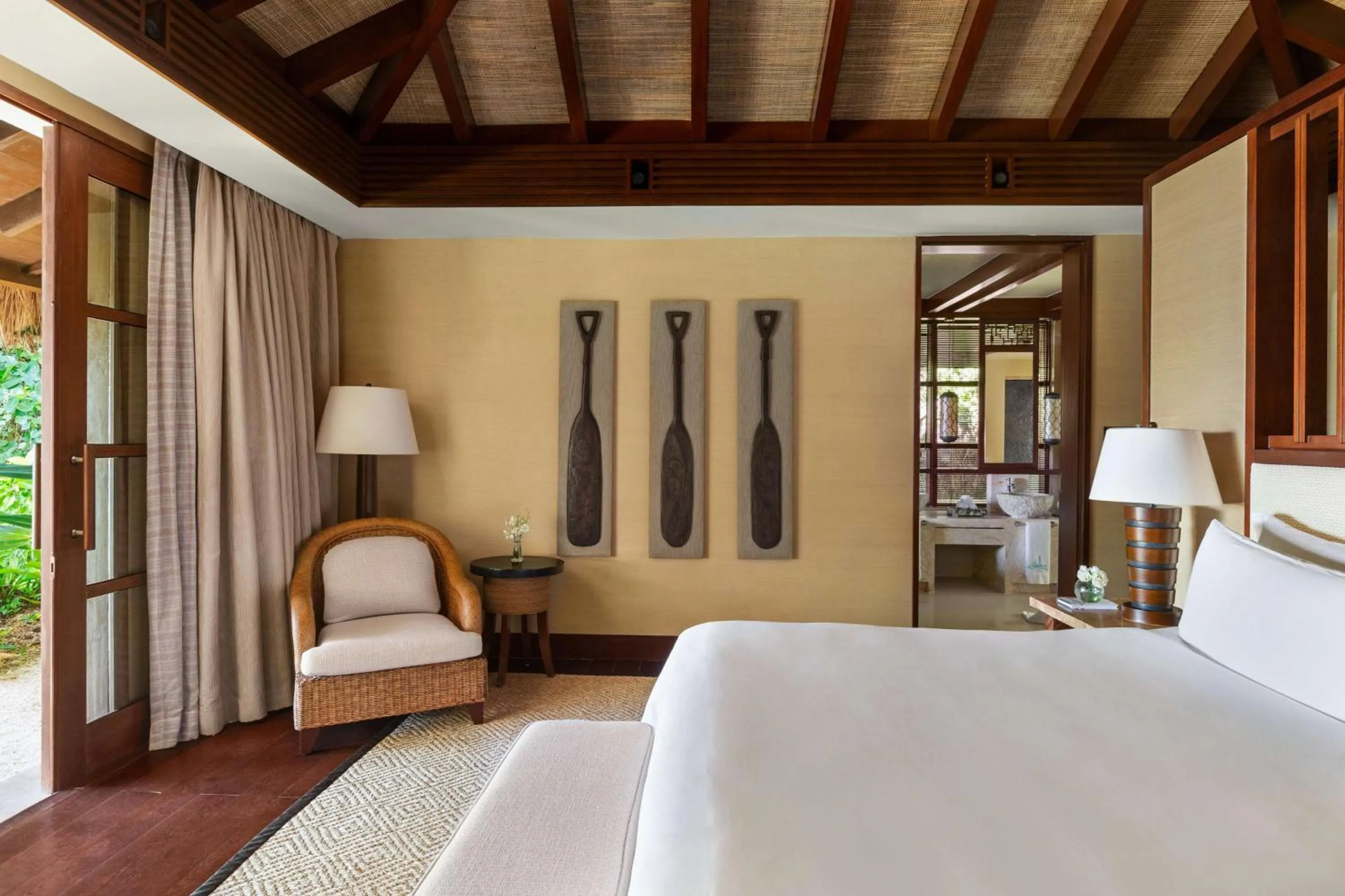 Photo of the whole room, Bed in Shangri-La Boracay