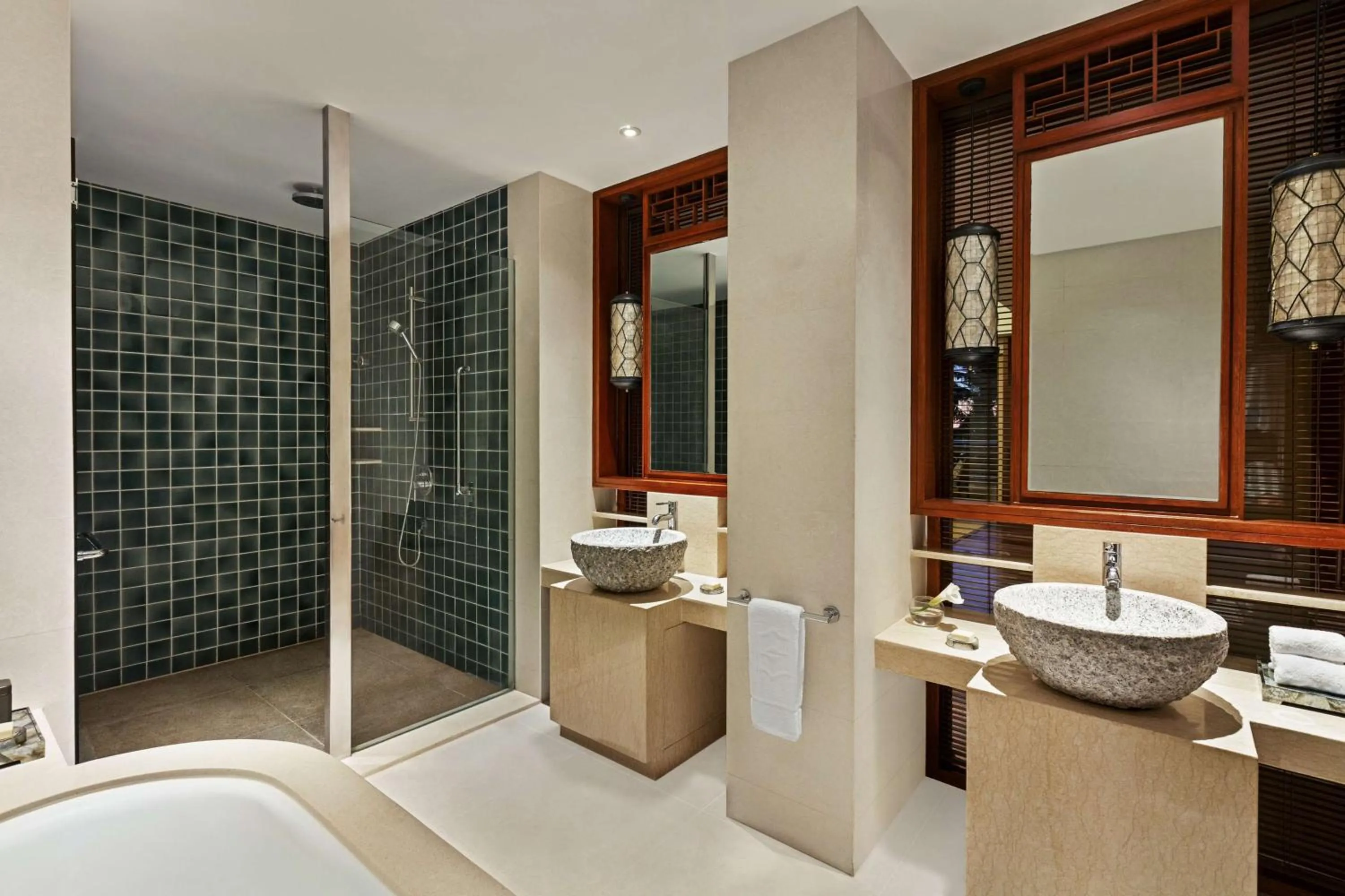 Shower in Shangri-La Boracay