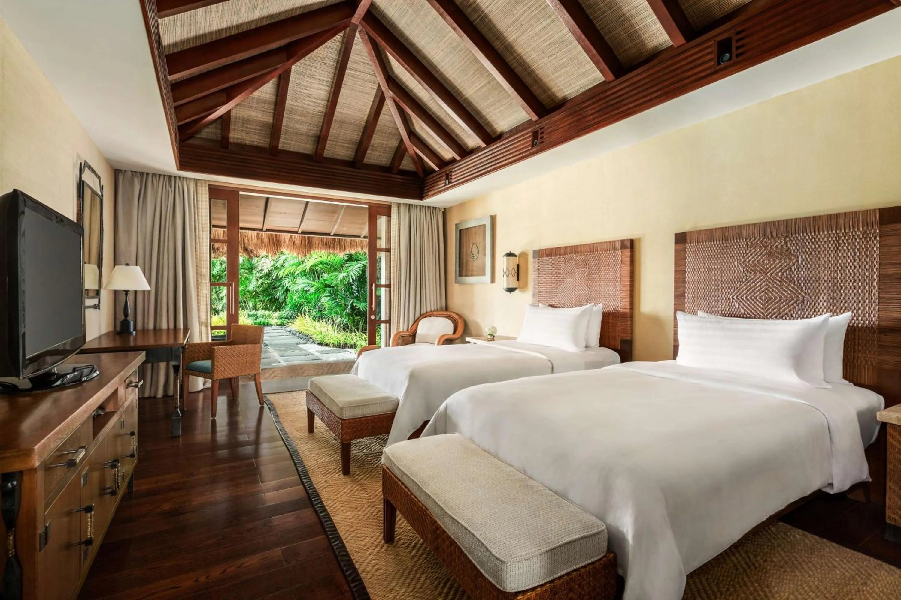 Photo of the whole room, Bed in Shangri-La Boracay