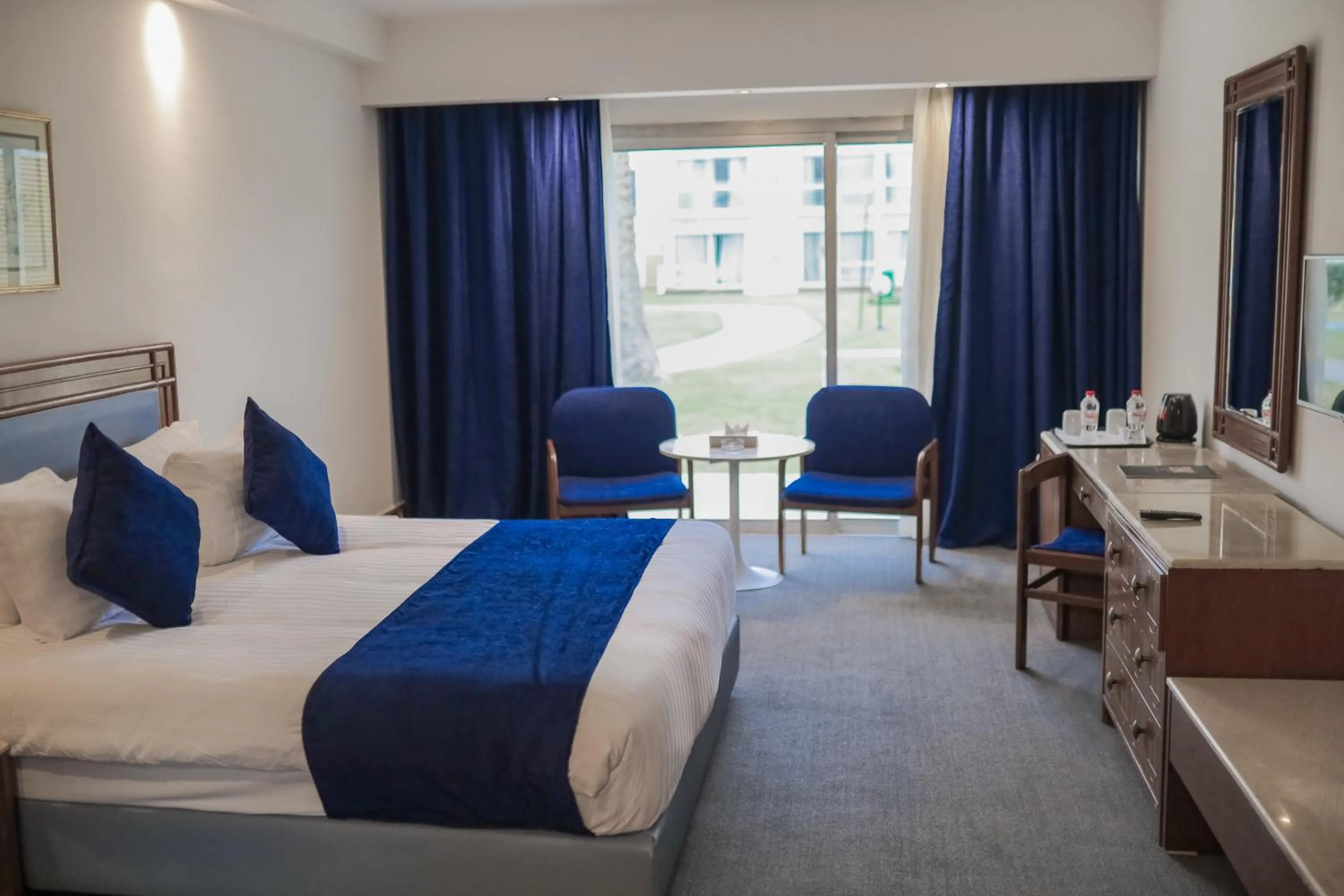 Photo of the whole room, Bed in Pyramids Park Resort Cairo