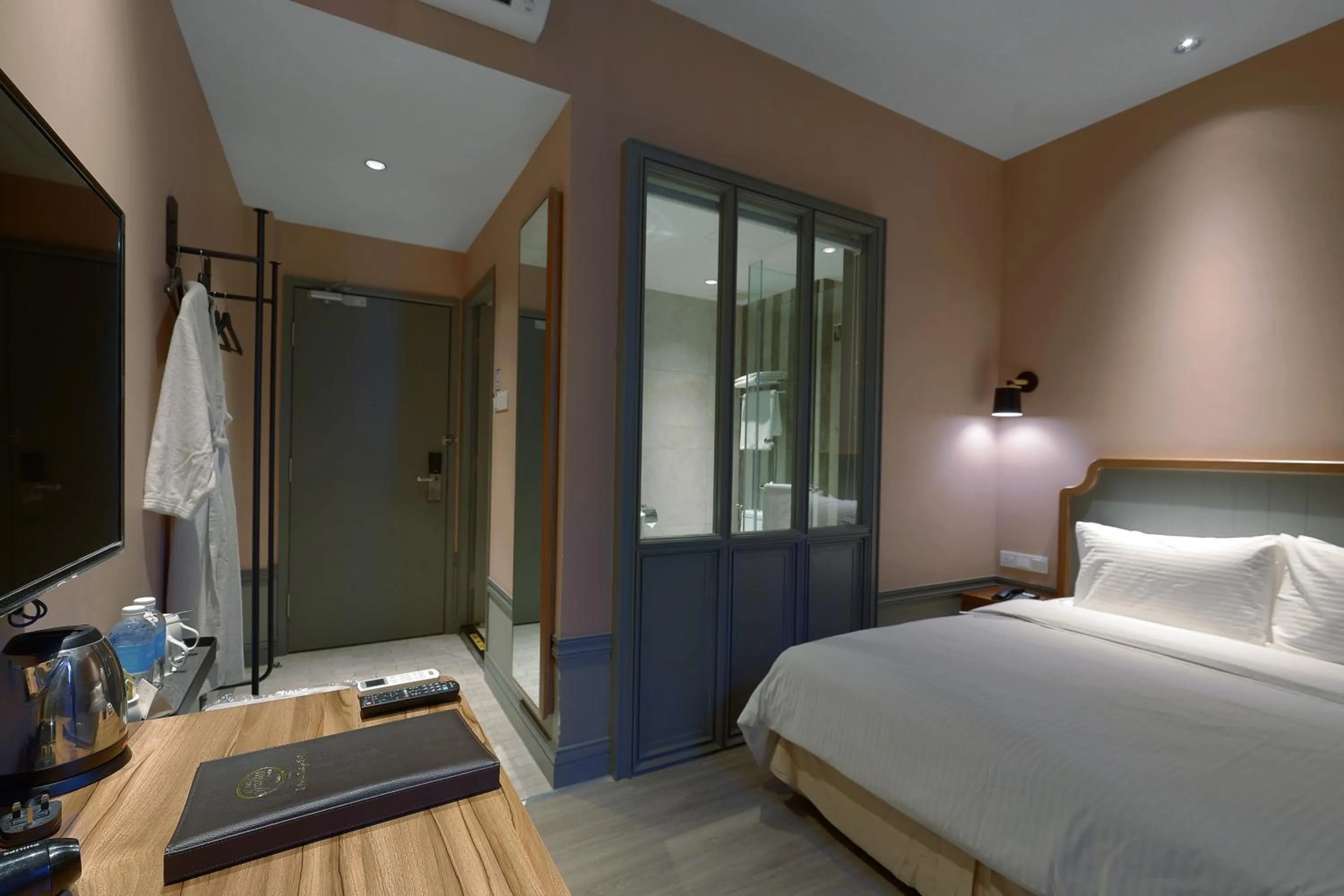 Photo of the whole room, Bed in The Jesselton Hotel