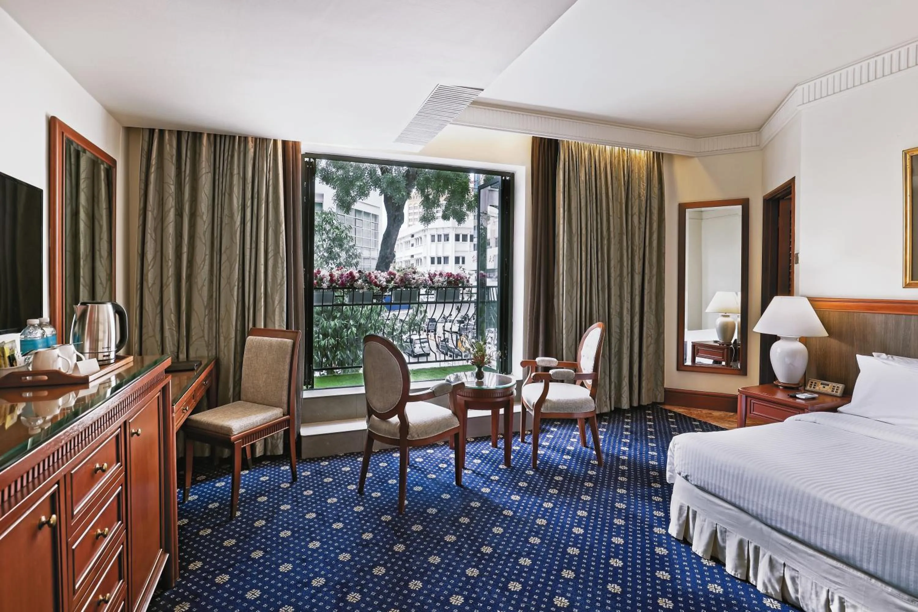 Photo of the whole room, Bed in The Jesselton Hotel